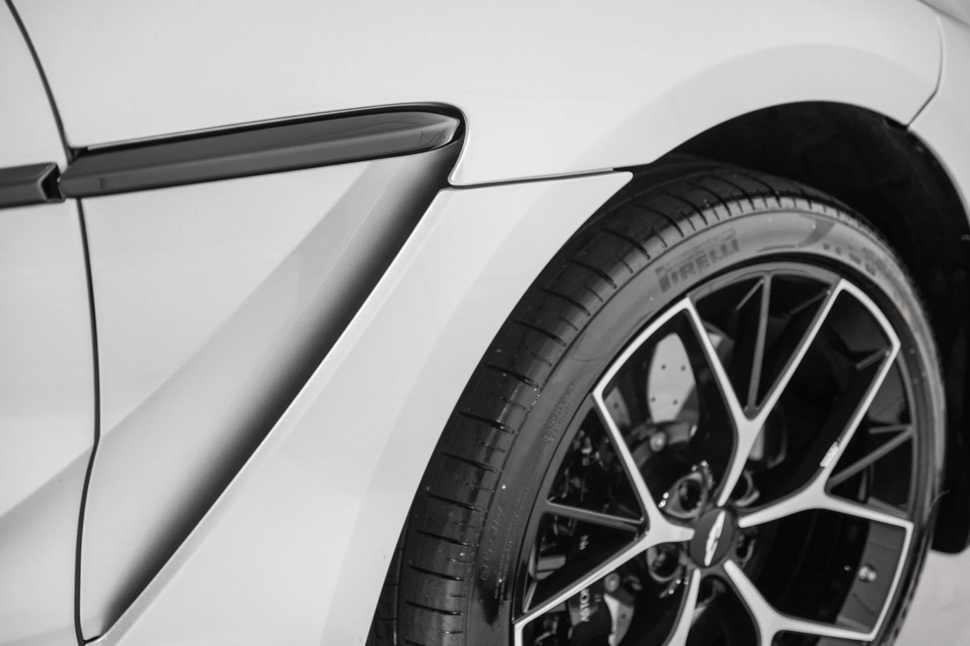 mph008_285788756_New_2026_Aston_Martin_DBX_707_1780937763_8073b7b961