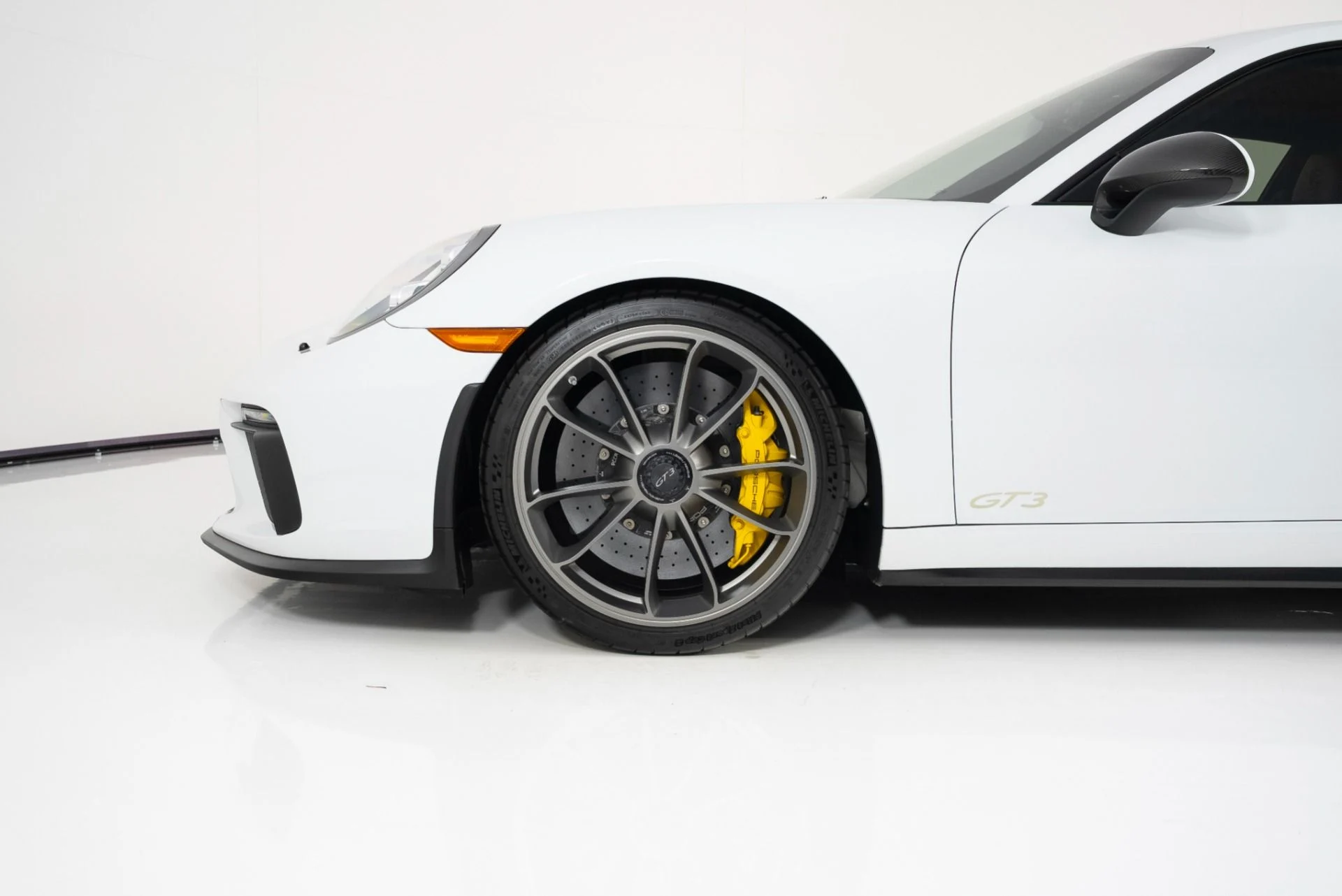 mph008_2892145086_Used_2018_Porsche_911_GT_3_1758566955_3462206383