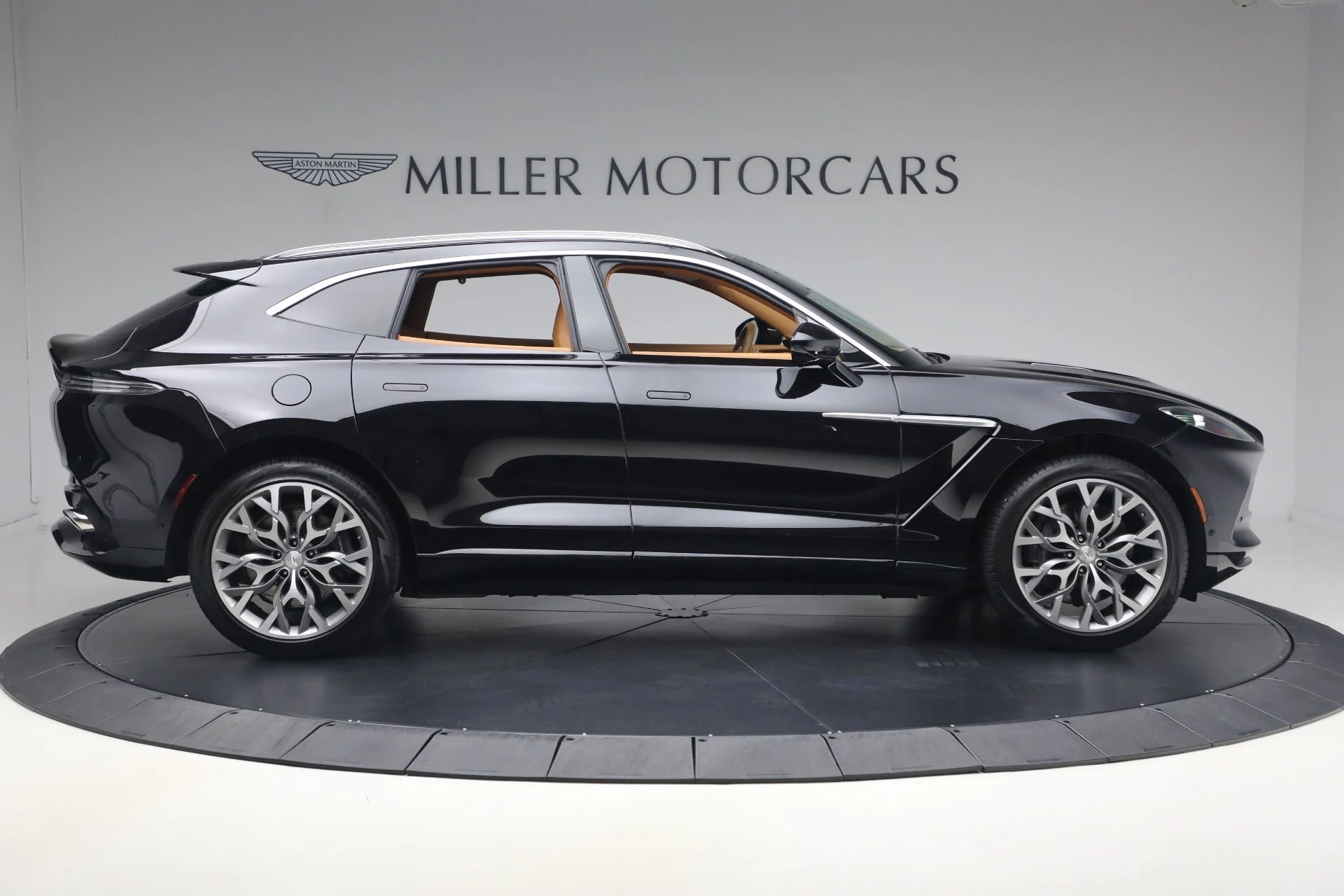 mph008_2896756304_Used_2021_Aston_Martin_DBX_1784989752_f680e6a97b