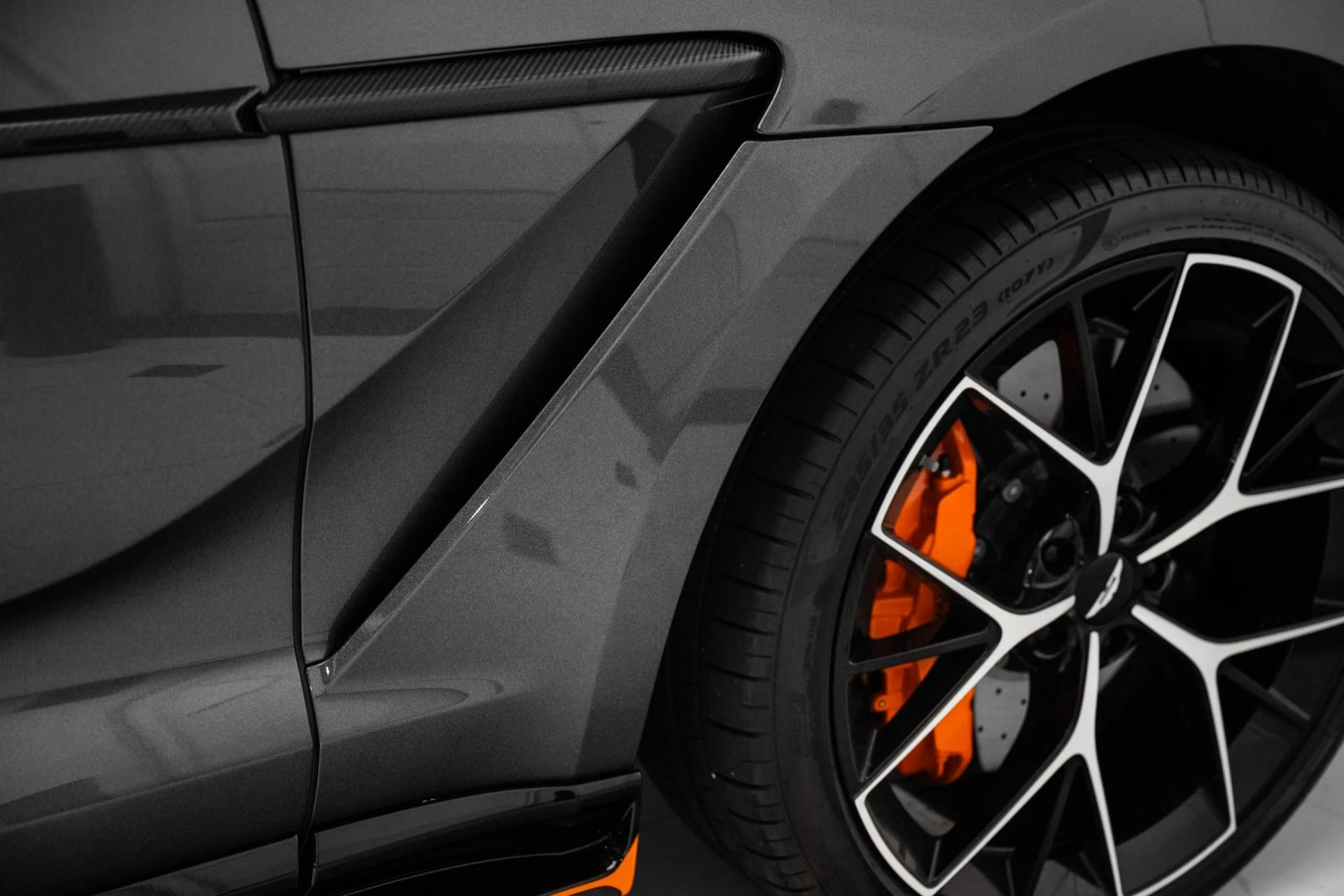 mph008_2897741308_Used_2025_Aston_Martin_DBX_707_1754709382_b5e159bc1f