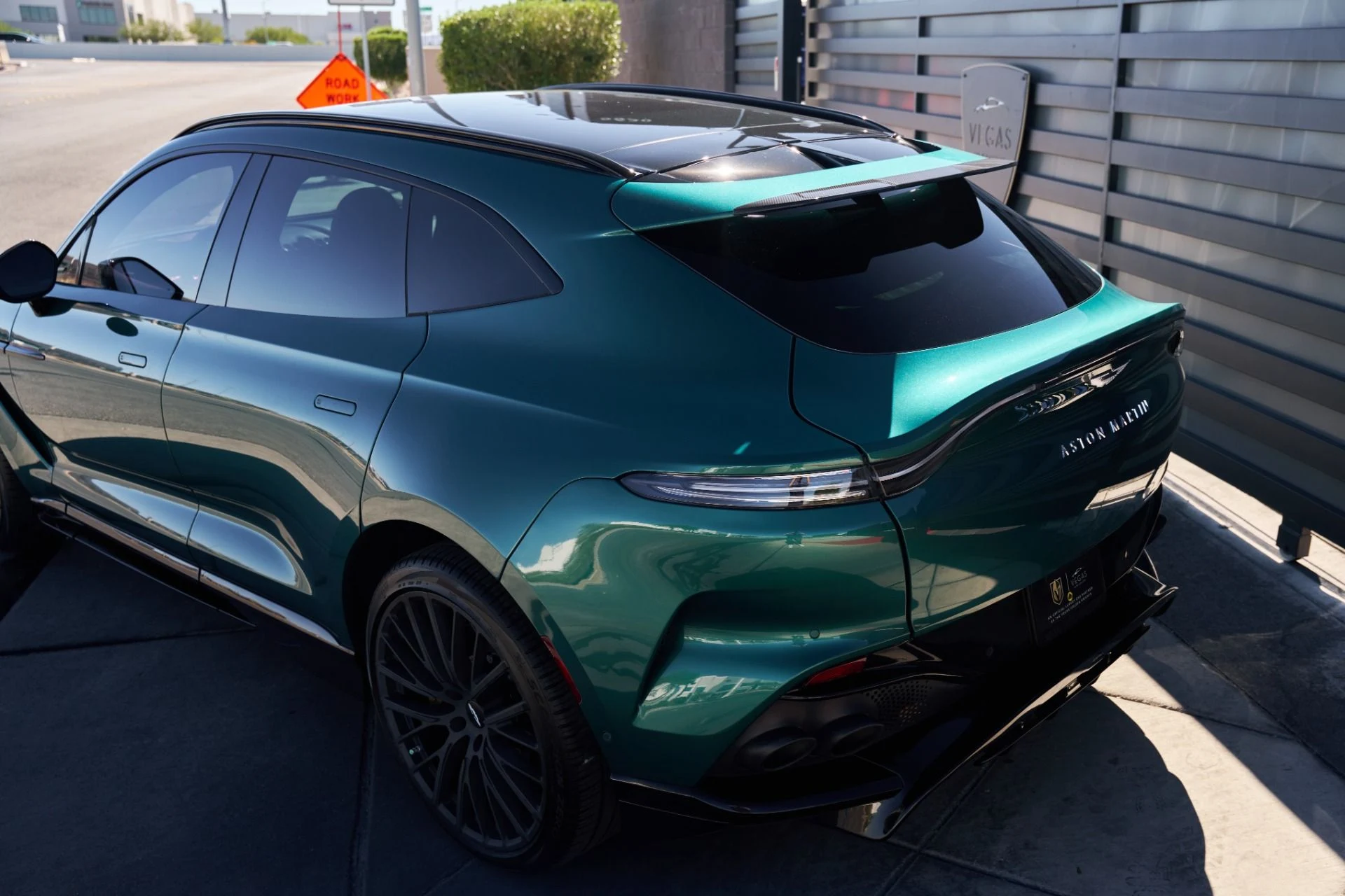 mph008_2905567217_Used_2024_Aston_Martin_DBX_707_1793218303_3b8c60d554