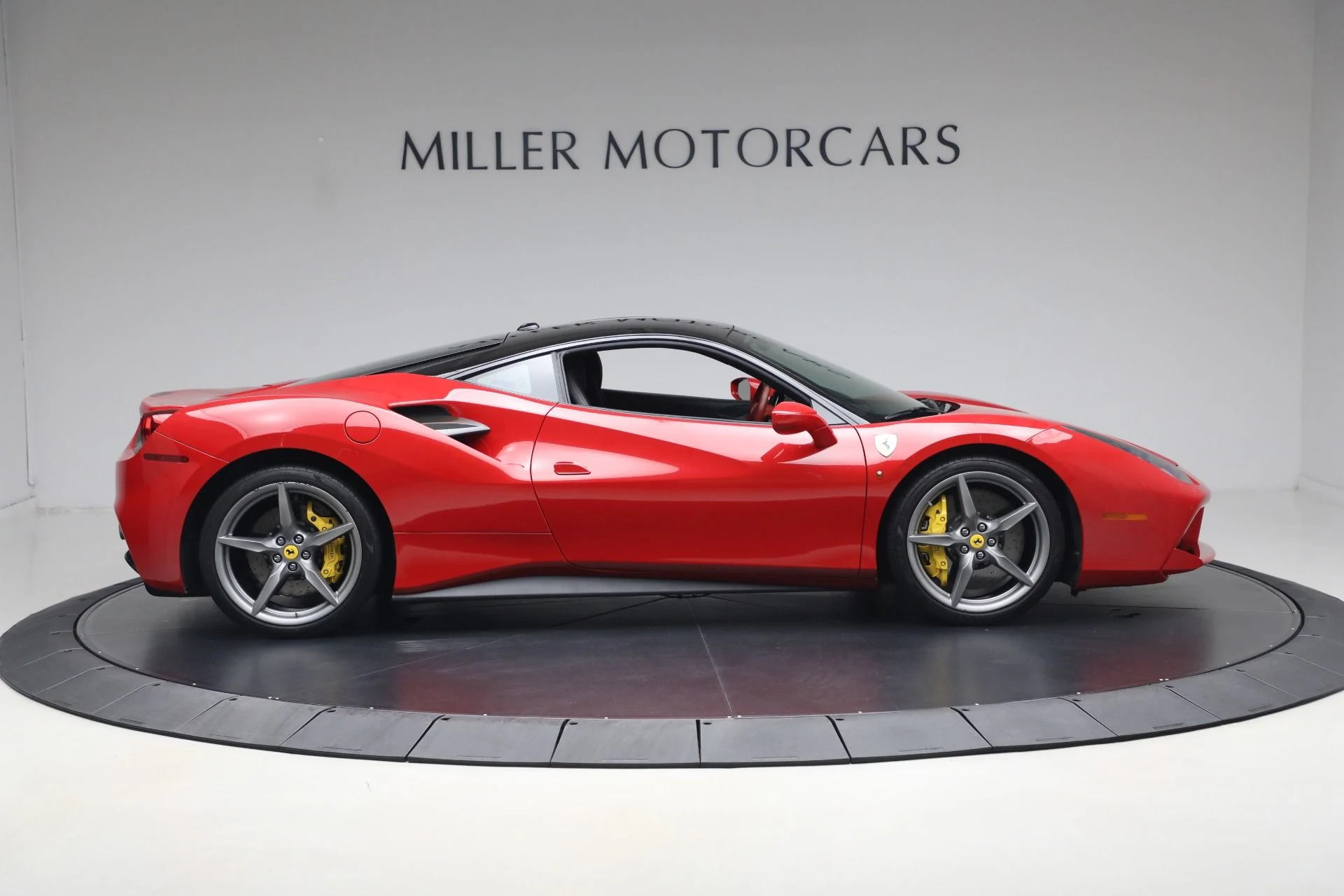 mph008_2905597495_Used_2018_Ferrari_488_GTB_1785949713_8bedca1f4d