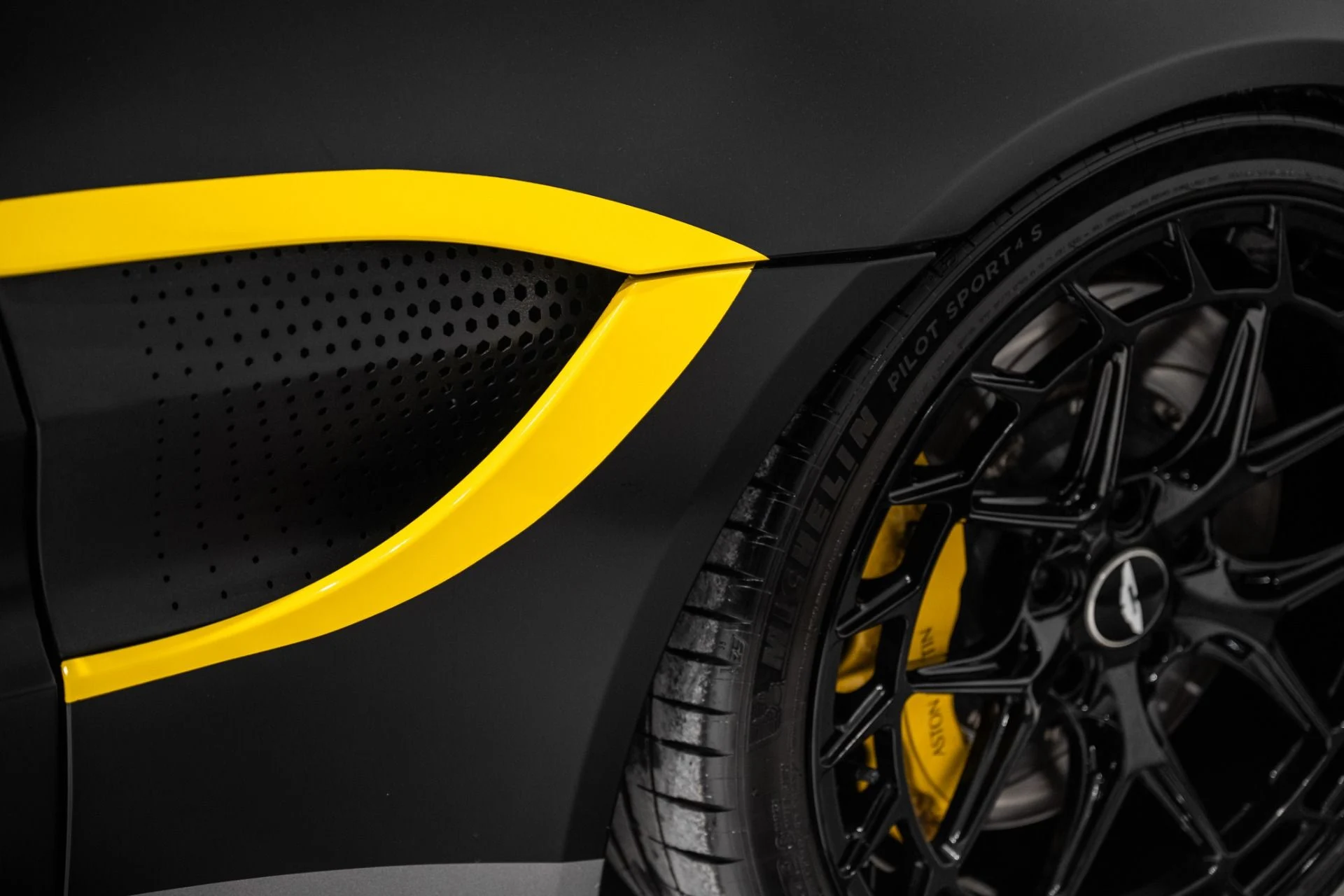 mph008_2944181372_Used_2019_Aston_Martin_Vantage_1765989078_09be57abf5