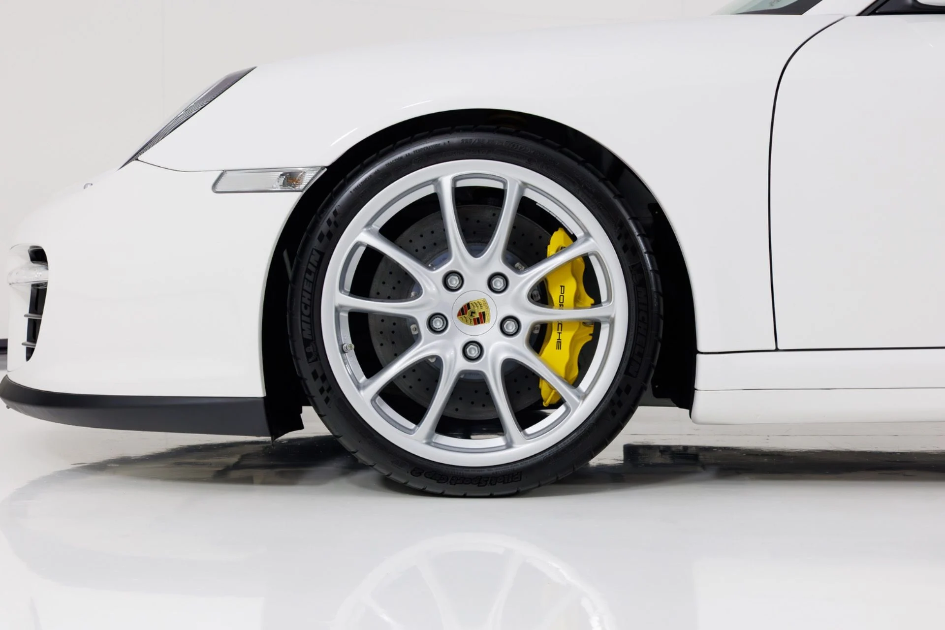 mph008_2945321975_Used_2008_Porsche_911_GT_2_1773330750_15e7be3aaa