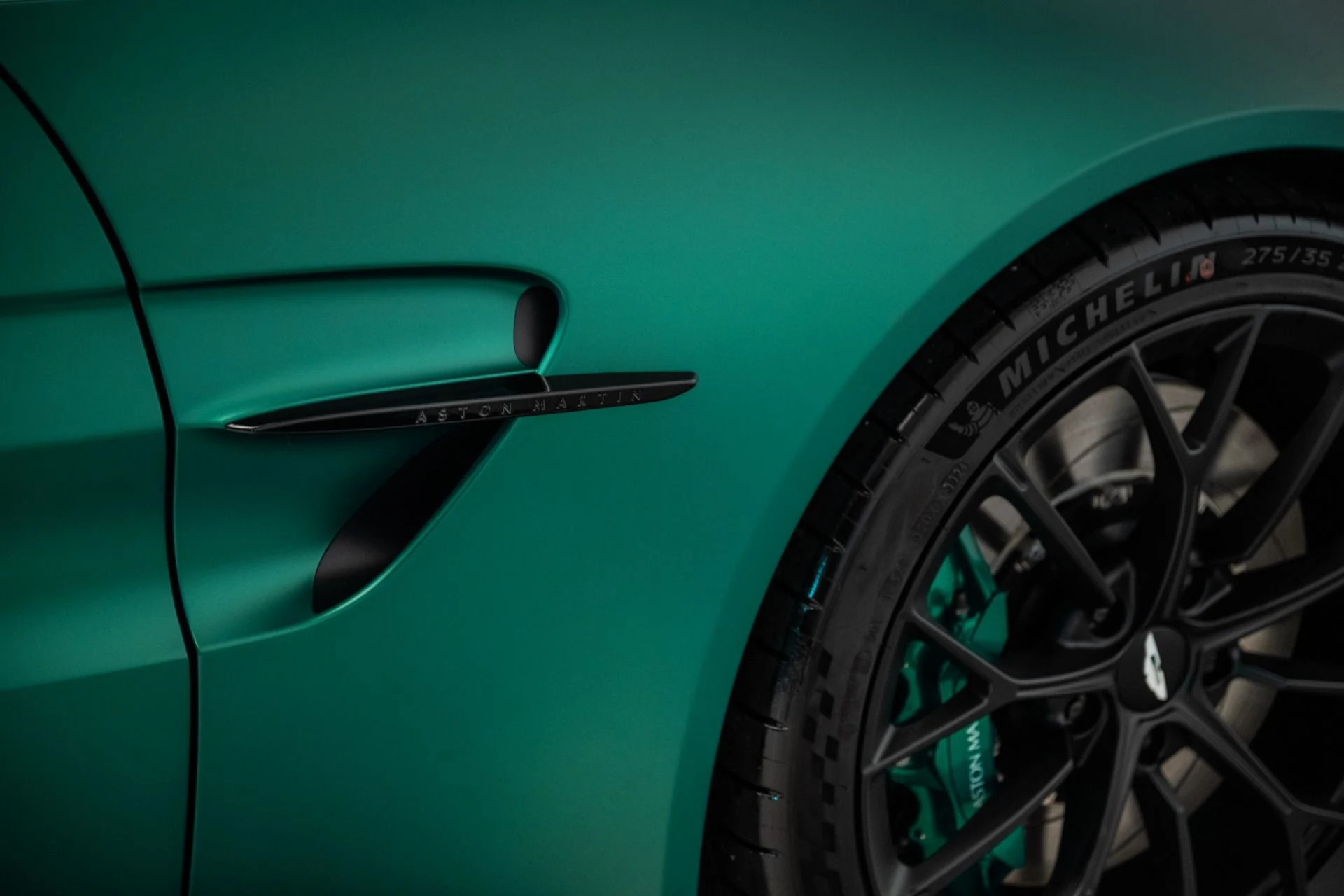 mph008_294777562_Used_2025_Aston_Martin_Vantage_Coupe_1734713589_2f7dd3e729