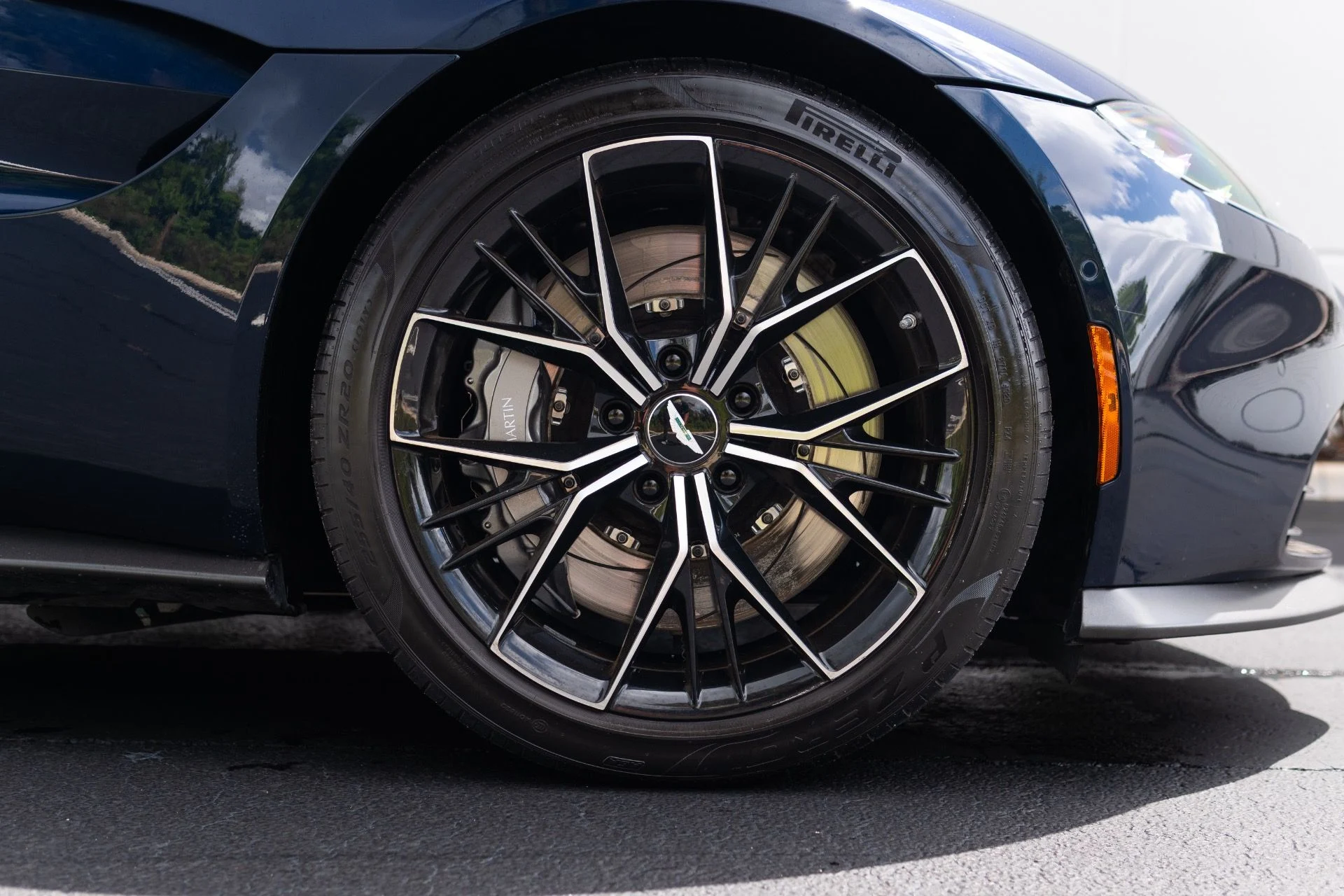 mph008_2985970572_Used_2021_Aston_Martin_Vantage_1774065878_28a7039535