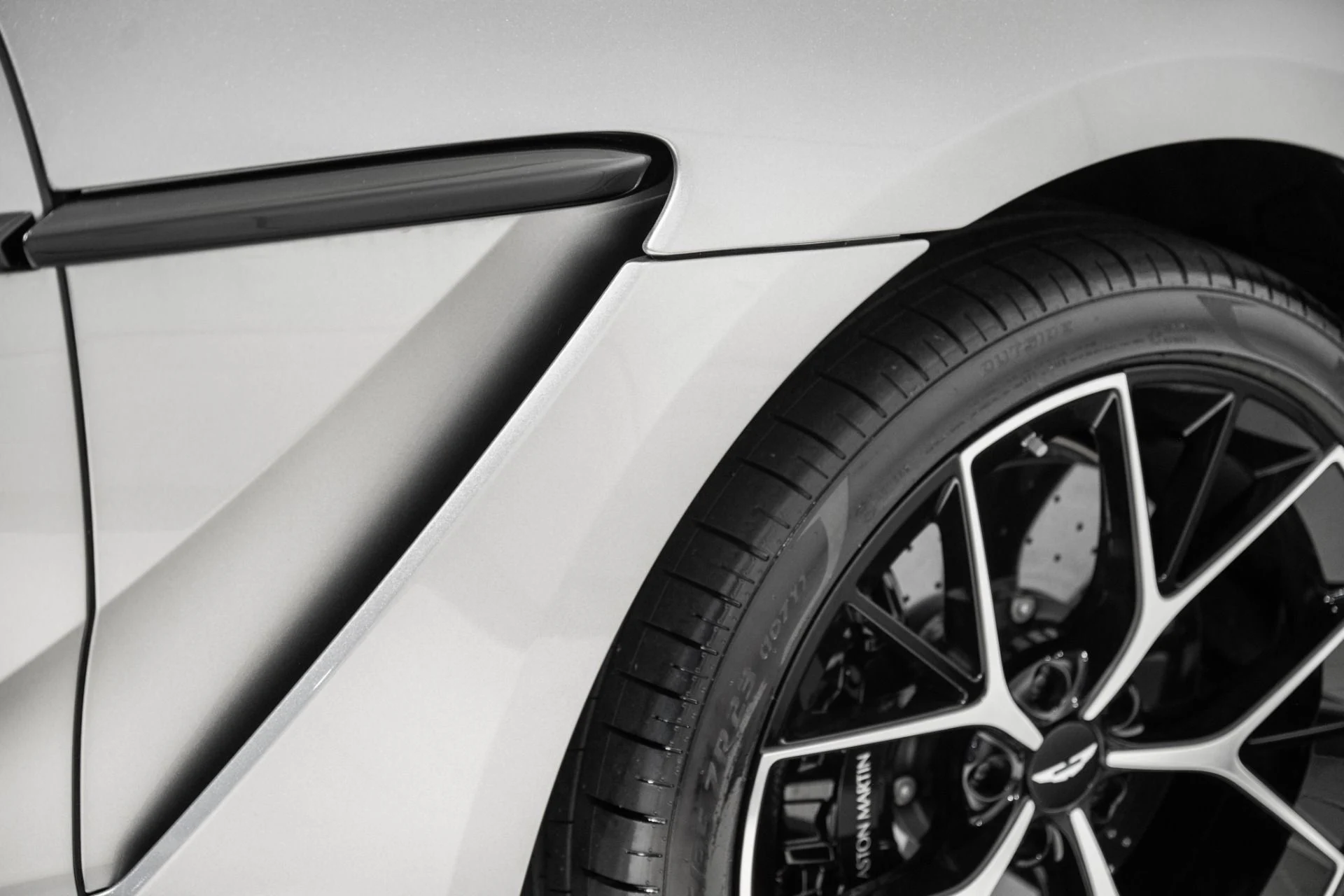 mph008_306944827_New_2026_Aston_Martin_DBX_707_1786372165_650f4be310