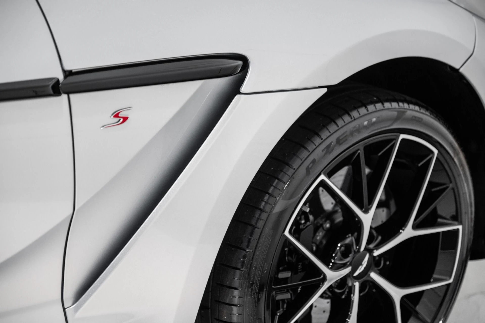 mph008_3071712118_New_2026_Aston_Martin_DBX_S_1780937216_197a620804