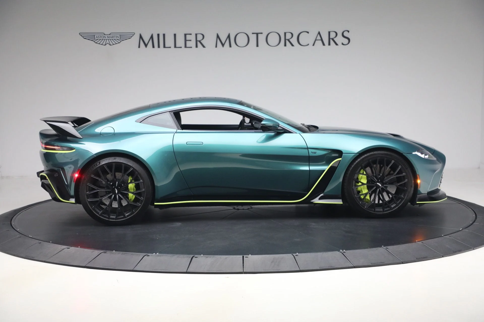 mph008_3072781138_Used_2023_Aston_Martin_Vantage_V12_1777723504_e7b1c6ad45