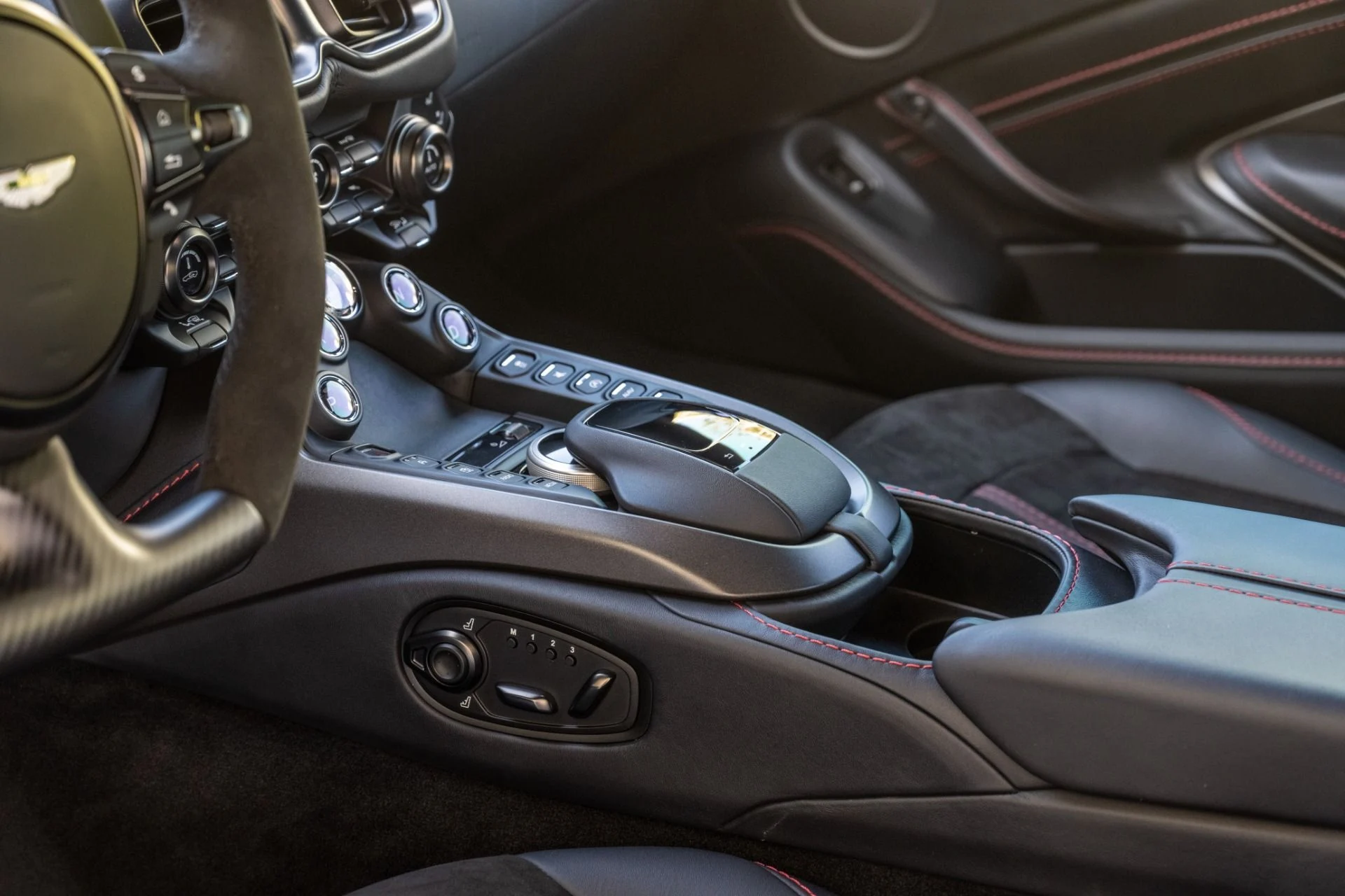 mph008_3075176083_Used_2022_Aston_Martin_Vantage_1734379661_8e045943c1