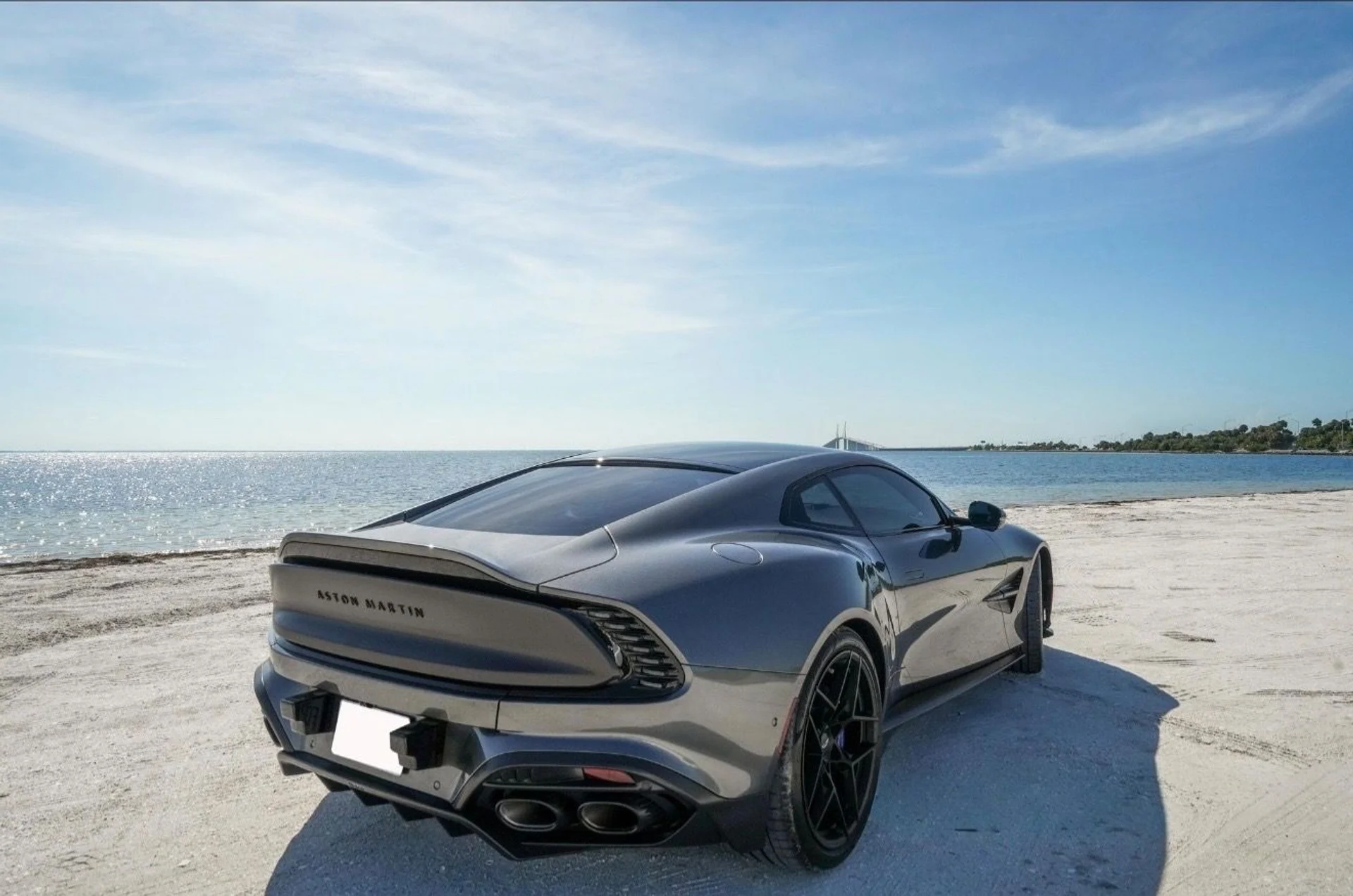 mph008_3076506561_Used_2025_Aston_Martin_Vanquish_1792440140_46354867ab