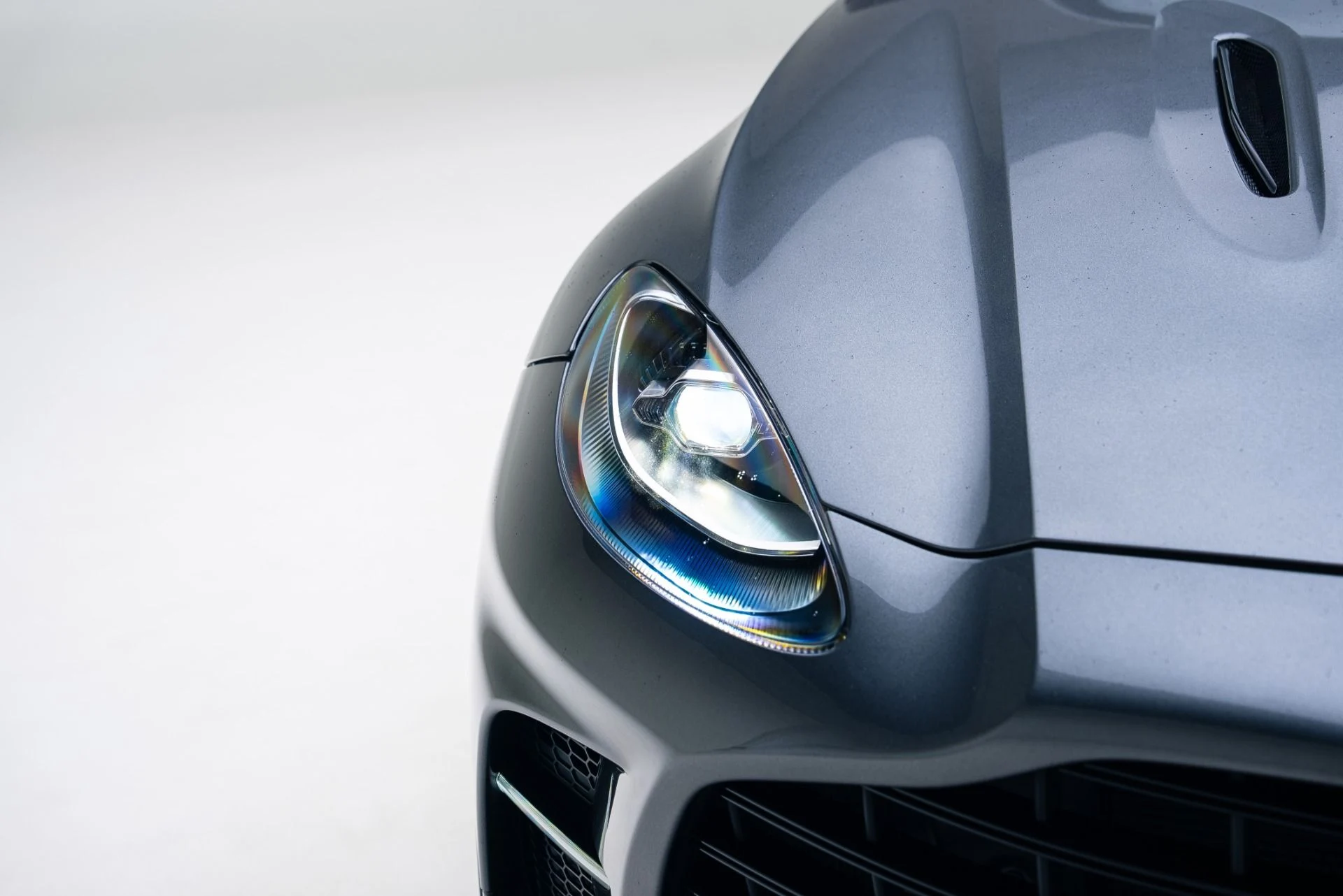 mph008_3088180930_Used_2023_Aston_Martin_DBX_707_1767147113_4111e7e828