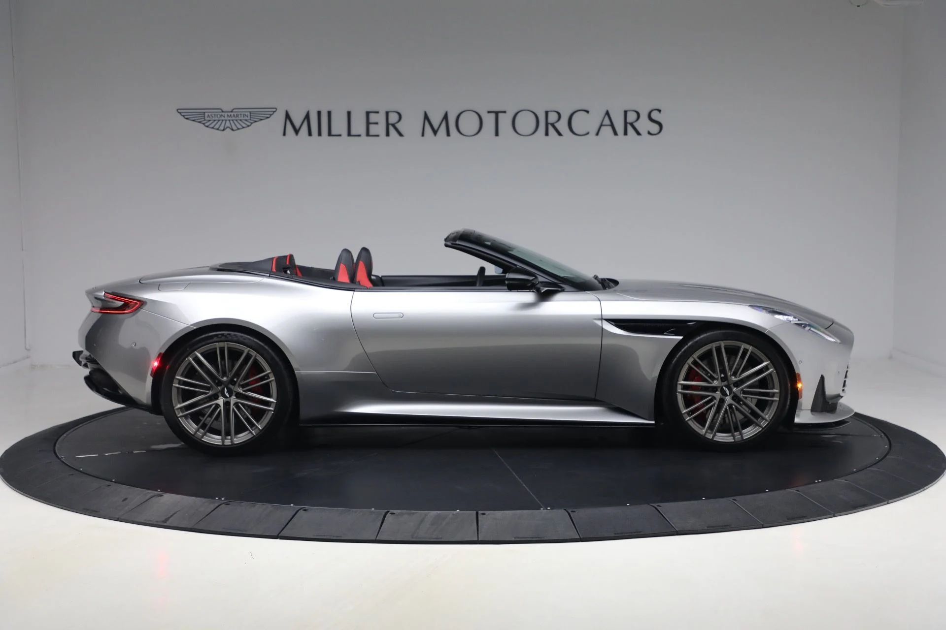 mph008_3099096259_Used_2024_Aston_Martin_DB_12_Volante_1789831142_e738b0dfdd