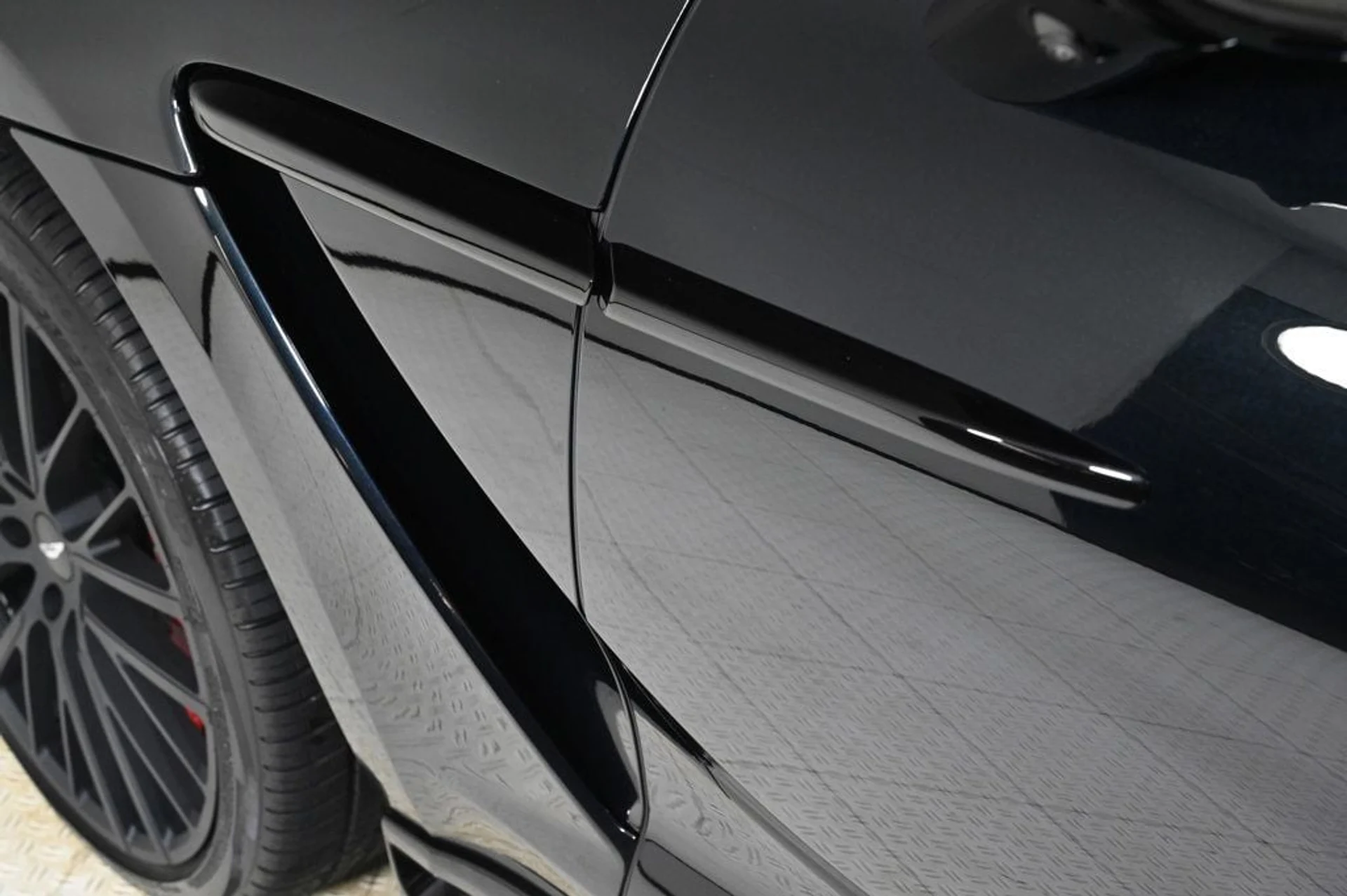 mph008_3107605160_used_2025_aston_martin_dbx_707_11350_22917533_8_1024_46d3171990