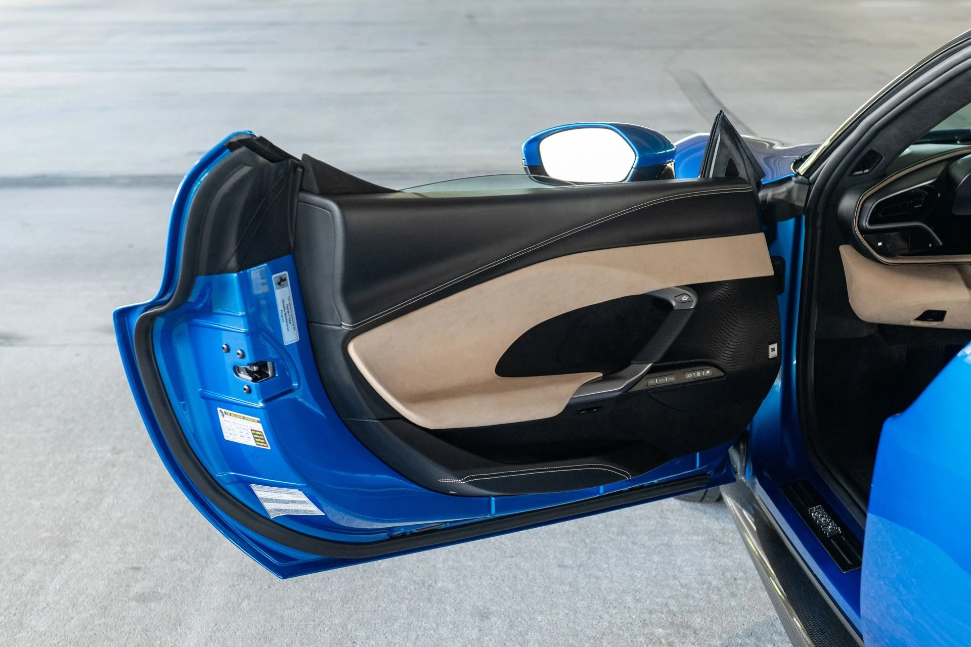 mph008_3115294656_Used_2024_Ferrari_296_GTS_1761687517_926bd01204