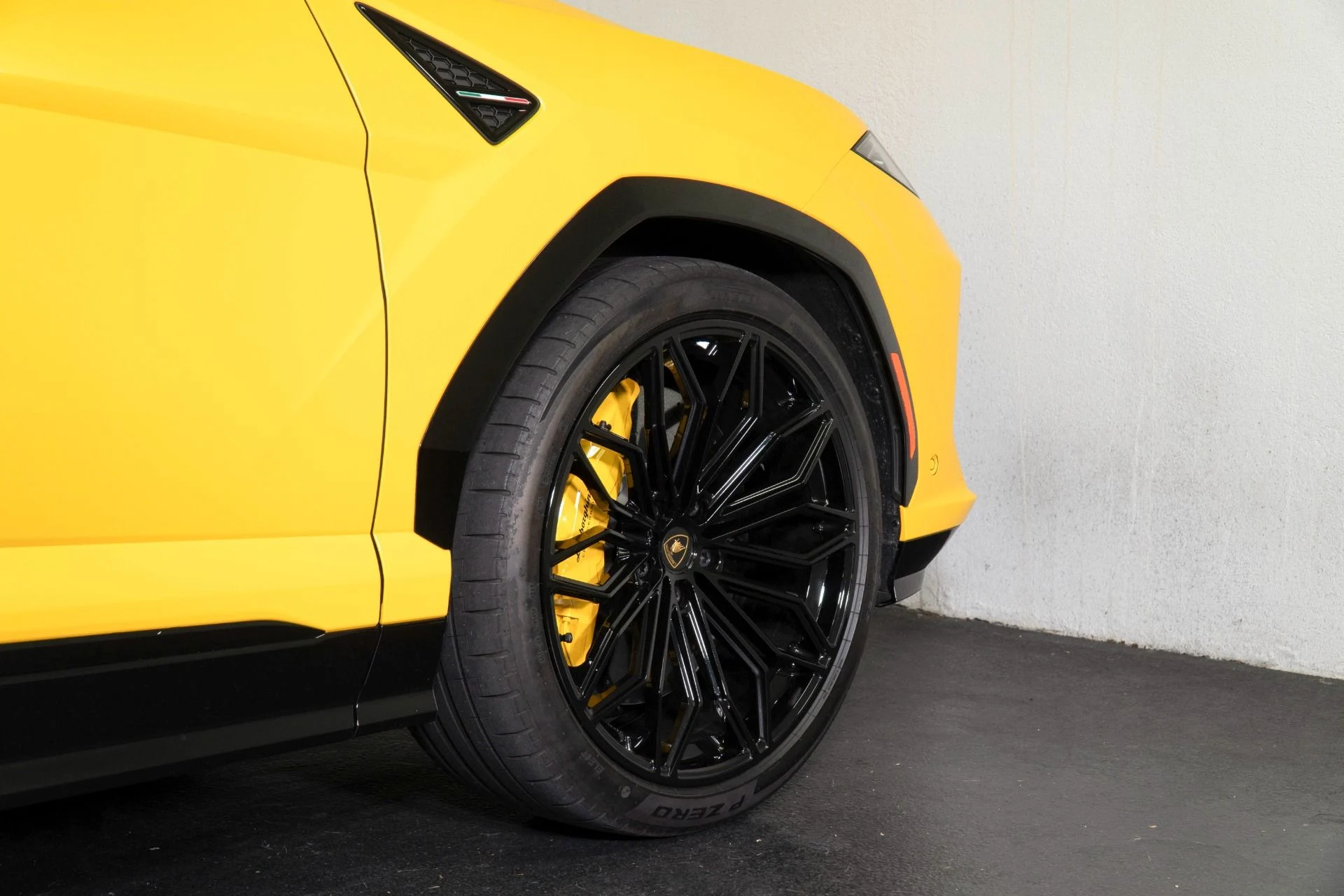 mph008_3135825327_Used_2025_Lamborghini_Urus_SE_1777525057_427bfd2629