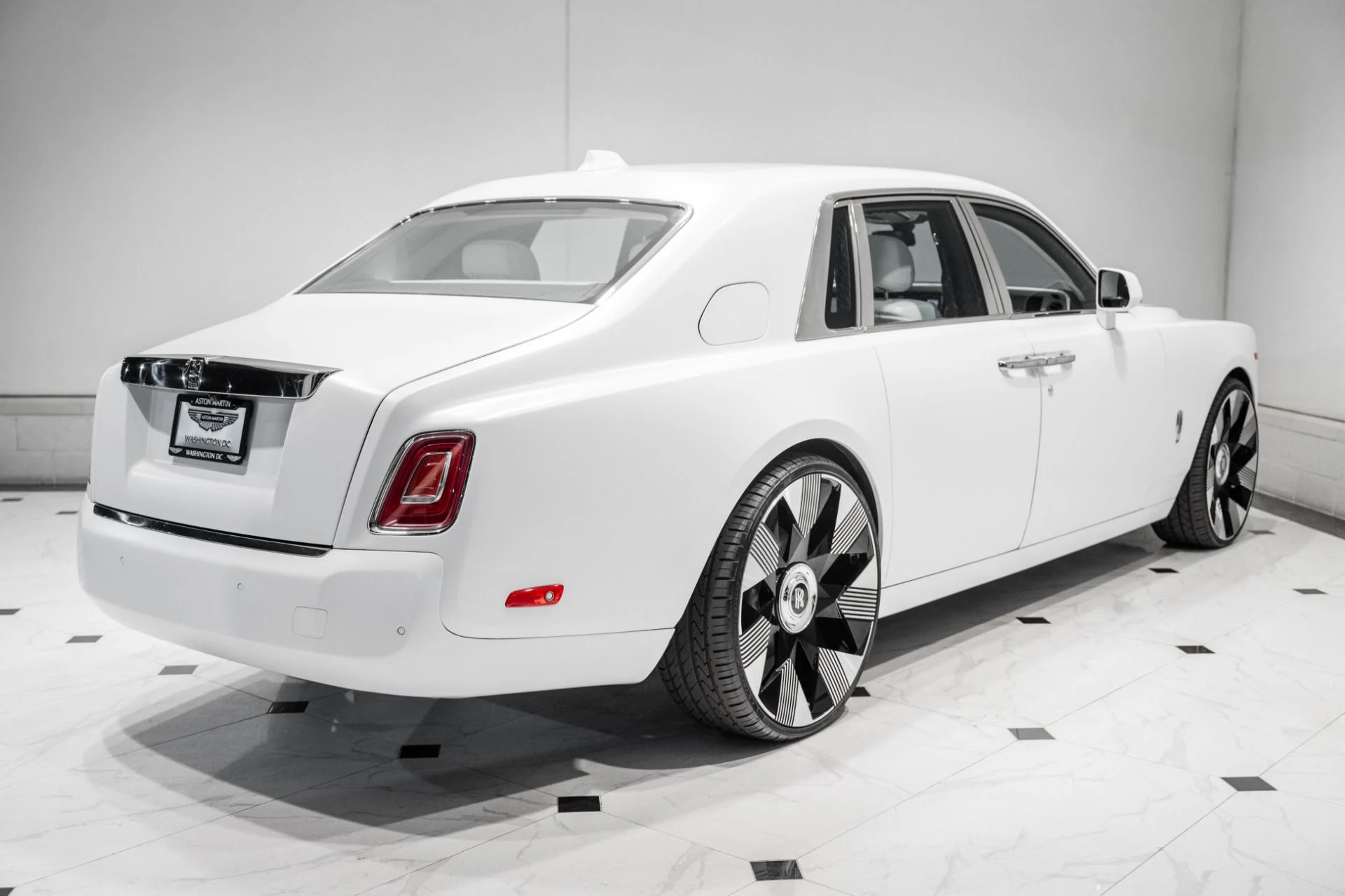 mph008_3142171543_Used_2018_Rolls_Royce_Phantom_1778080053_4d00a87a89