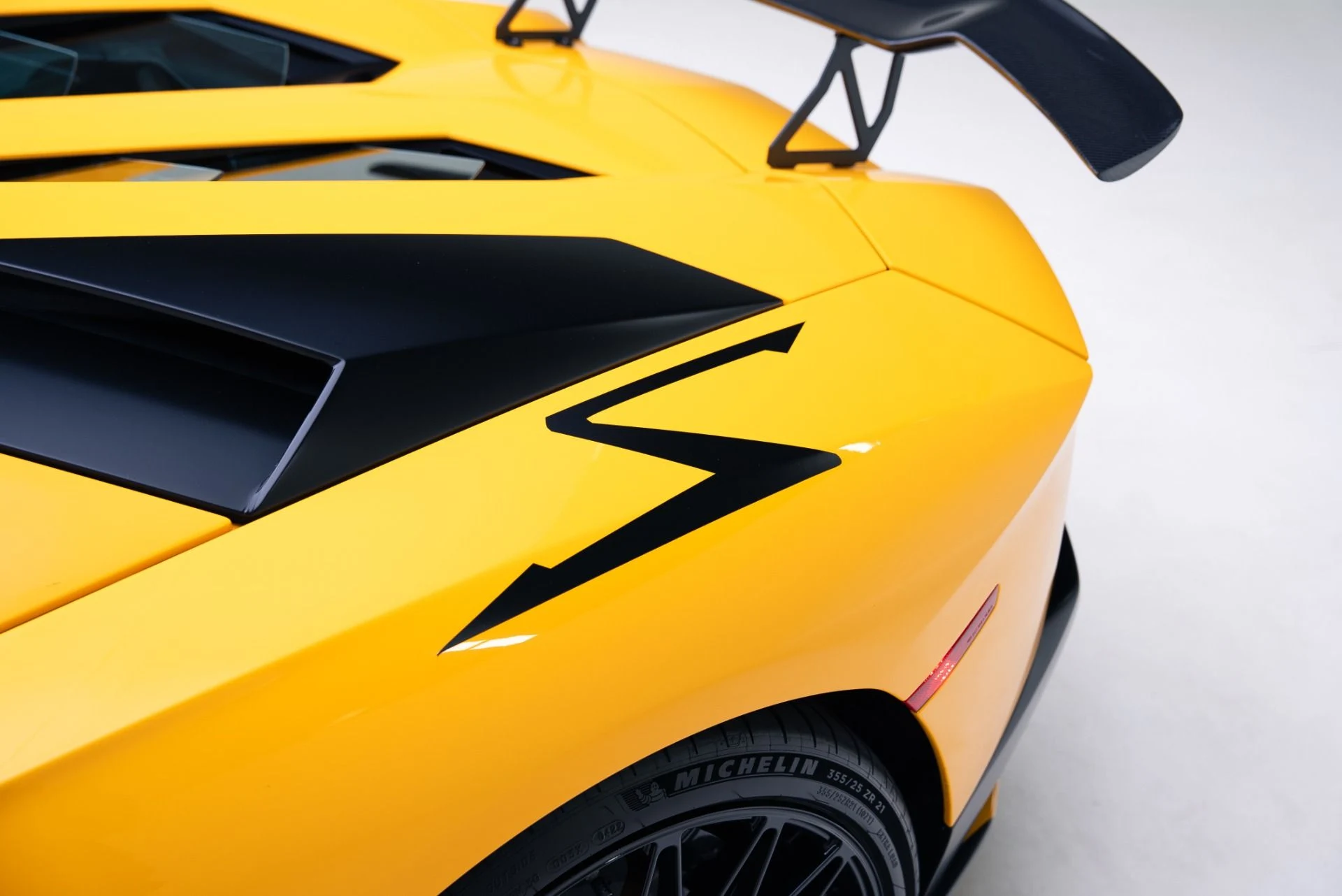 mph008_3158618114_Used_2018_Lamborghini_Aventador_Roadster_LP_740_4_S_1767990844_51e0203ece