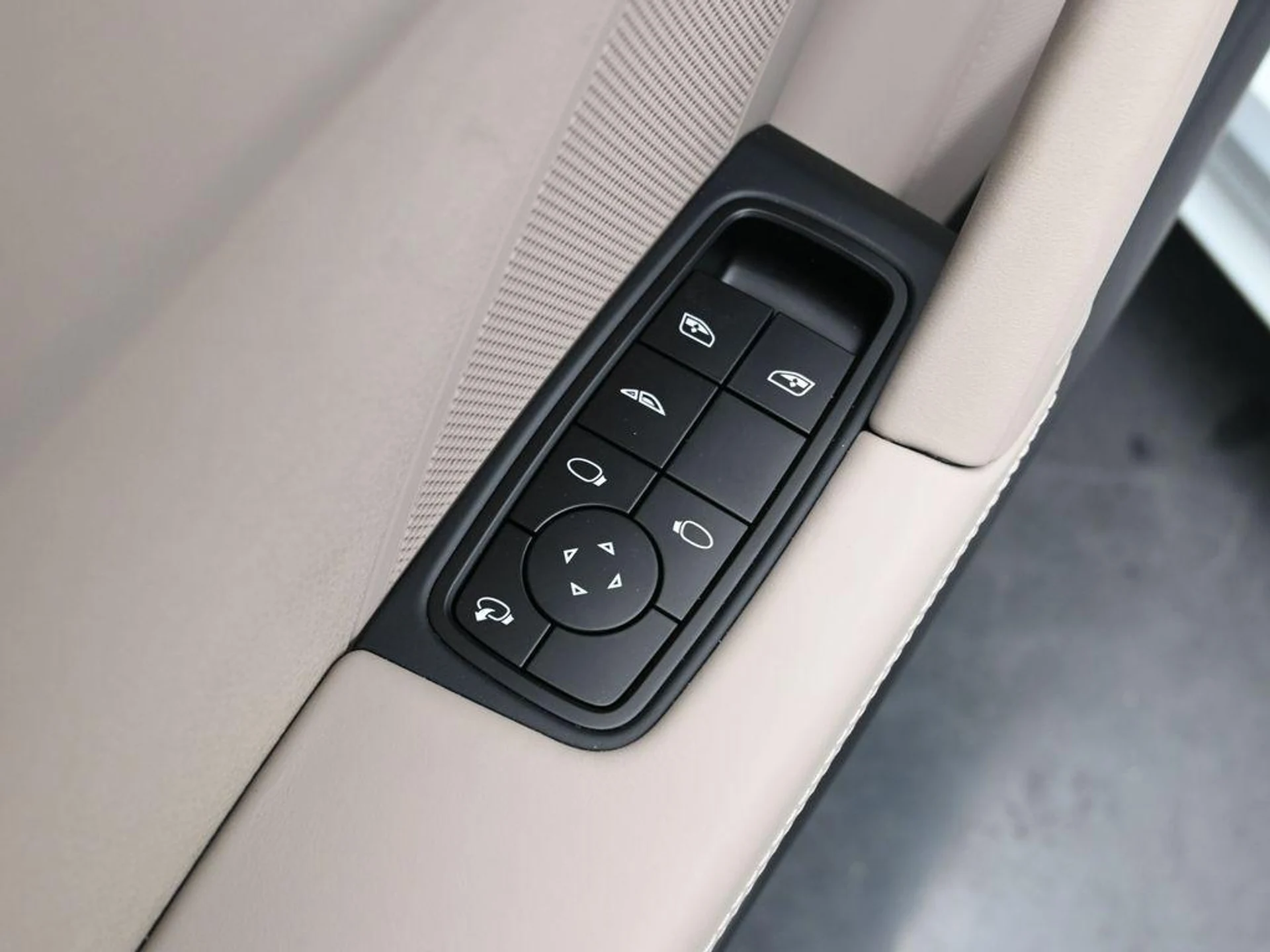 mph008_3182234559_F5109_Z40_Pg8tu_X_Fzvg_V5_W_Nn_U2_Y0_f131f62c05