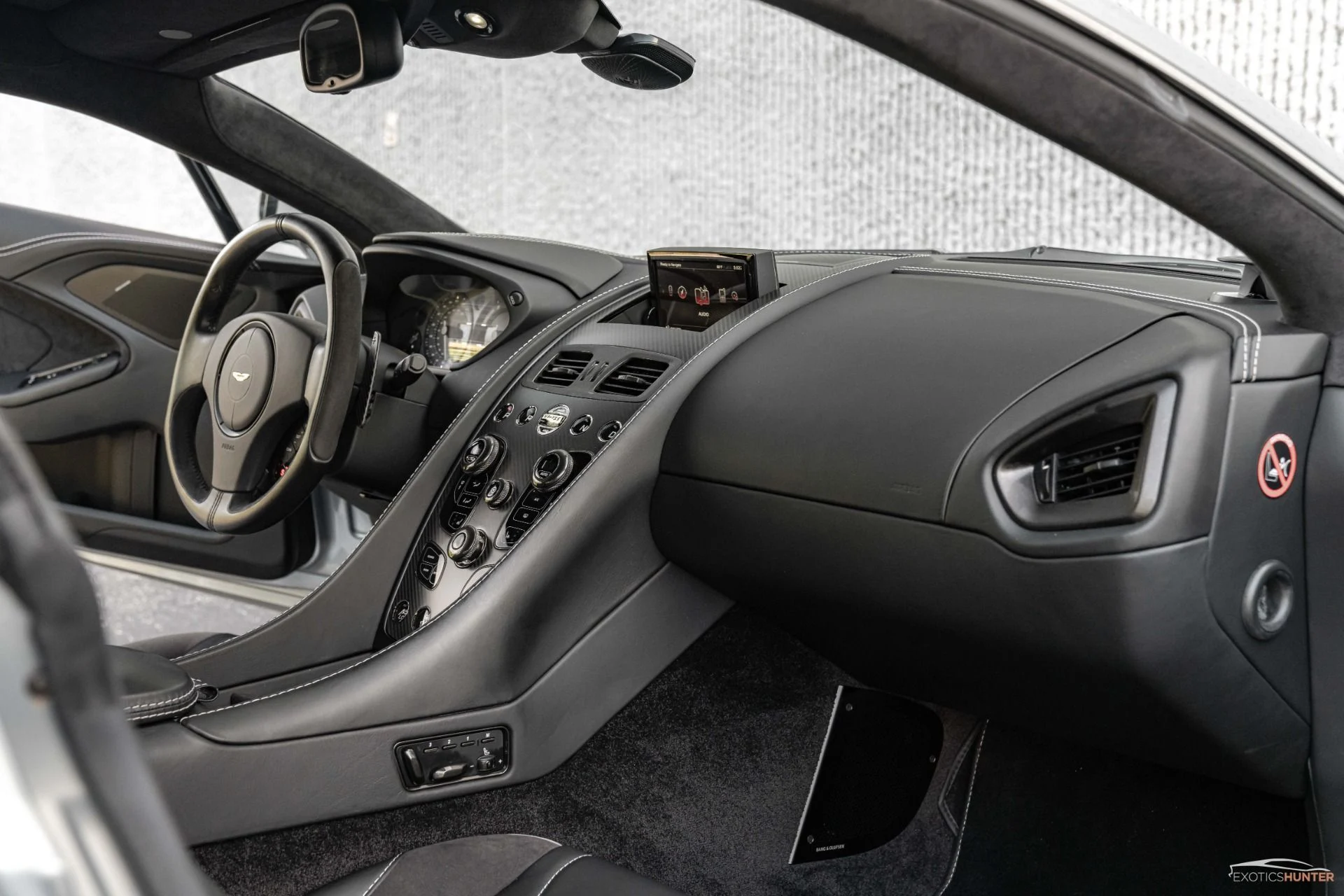 mph008_3205064889_Used_2014_Aston_Martin_Vanquish_Iconic_Skyfall_Silver_w_One77_Steering_Wheel_Carbon_Roof_1721934406_2119f336a2