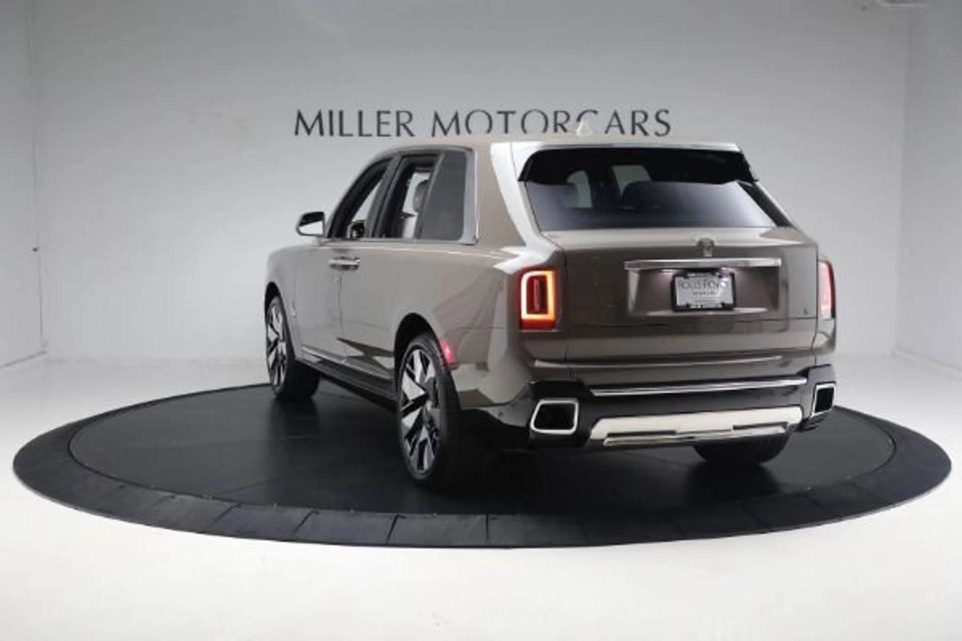 mph008_3232806588_New_2025_Rolls_Royce_Cullinan_b09b882f0e