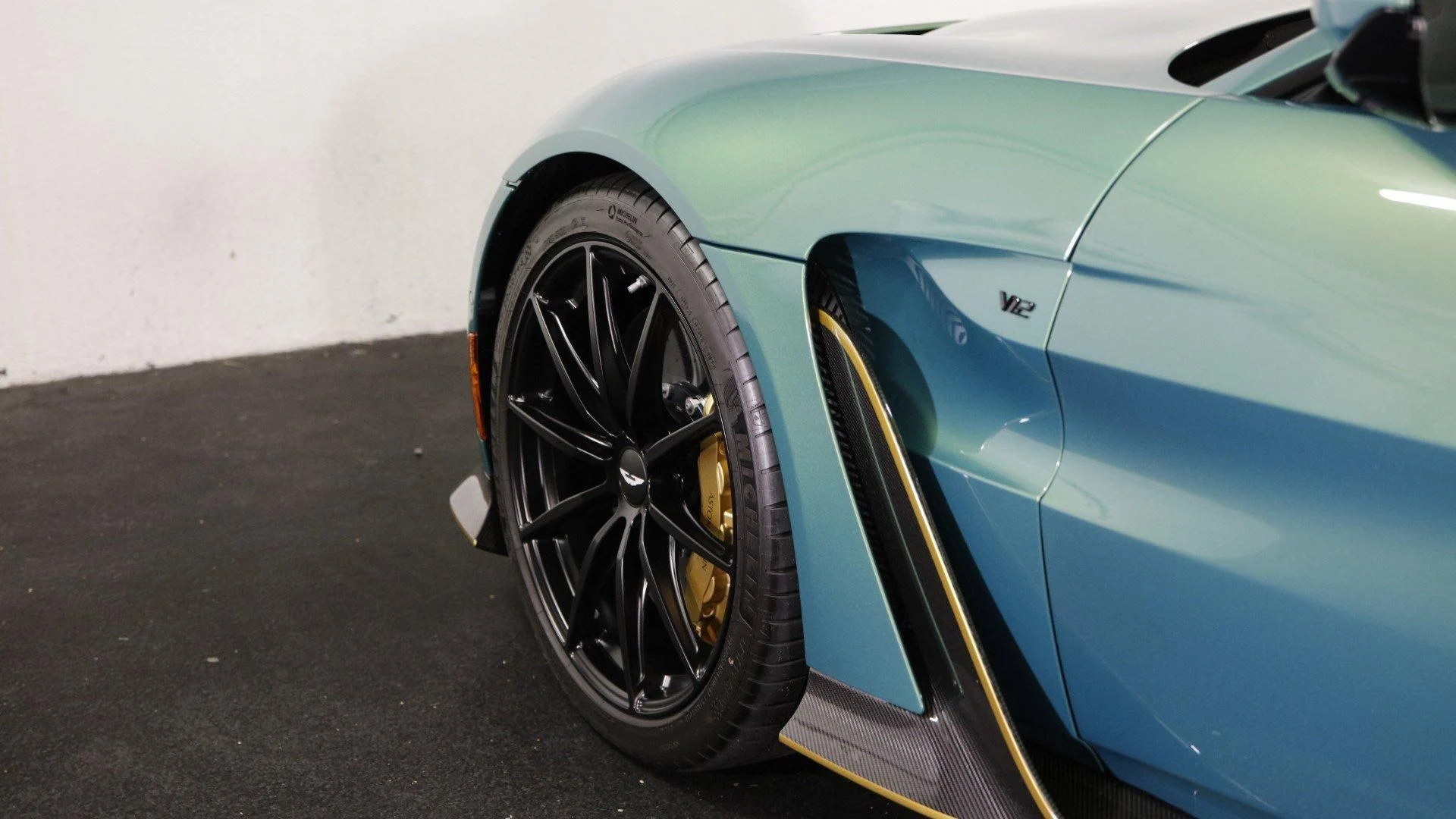 mph008_3272062559_Used_2023_Aston_Martin_Vantage_1703768584_42c91bb15f