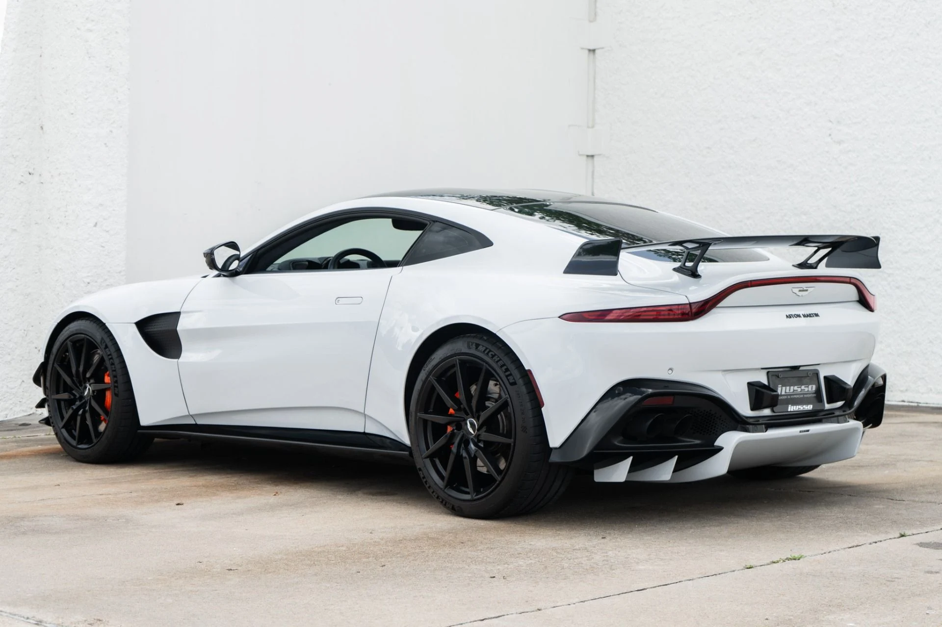 mph008_3292000594_Used_2019_Aston_Martin_Vantage_1777043829_bbc0701b6b