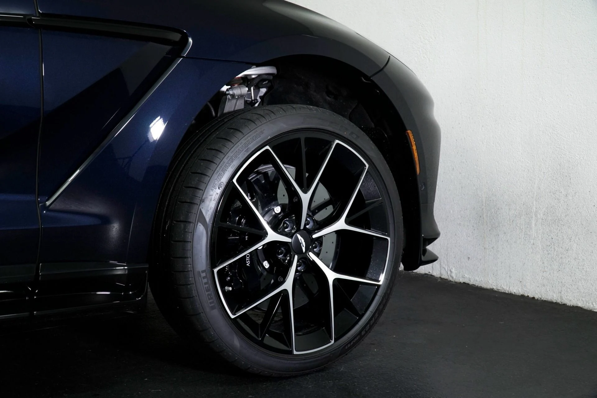 mph008_3293415286_New_2026_Aston_Martin_DBX_707_1769300415_6d3d72b618