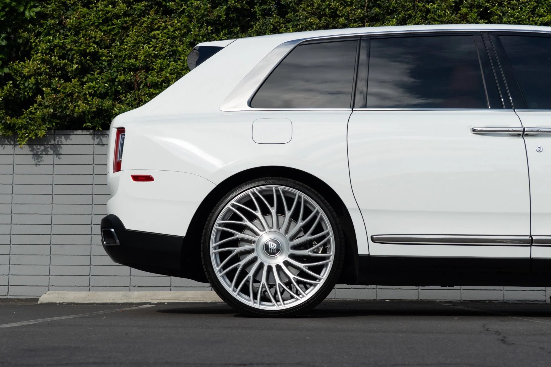 mph008_3300336221_Used_2022_Rolls_Royce_Cullinan_1758310349_81973c11bf