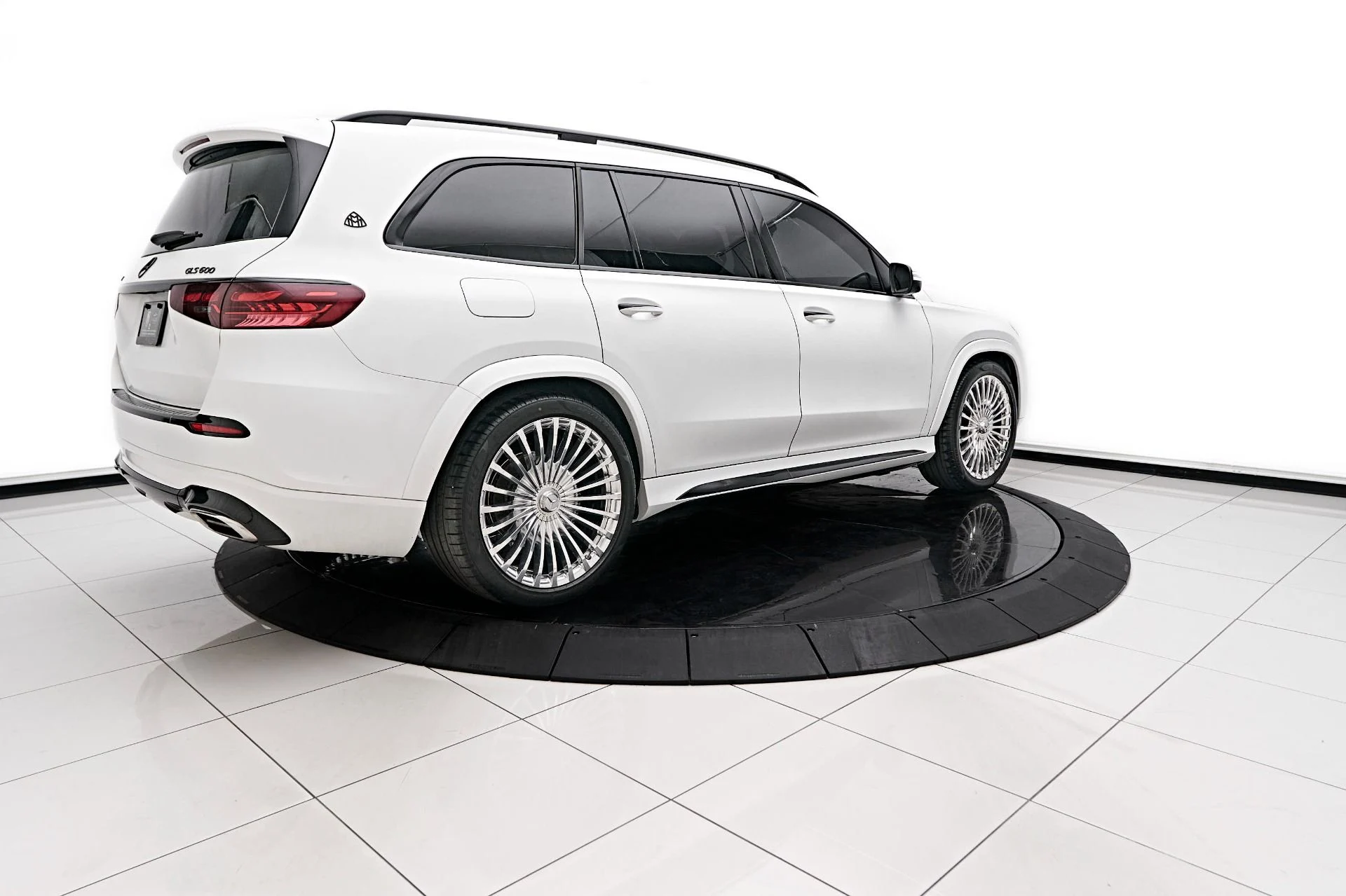 mph008_3340374874_Used_2024_Mercedes_Benz_GLS_Maybach_GLS_600_1723928660_7ac78073fc