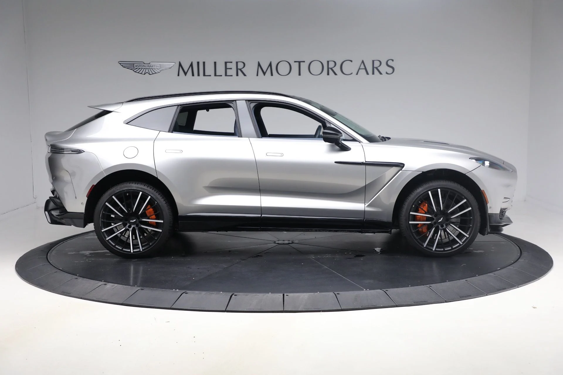 mph008_3352508254_New_2025_Aston_Martin_DBX_707_1762018671_db0c2ef75d