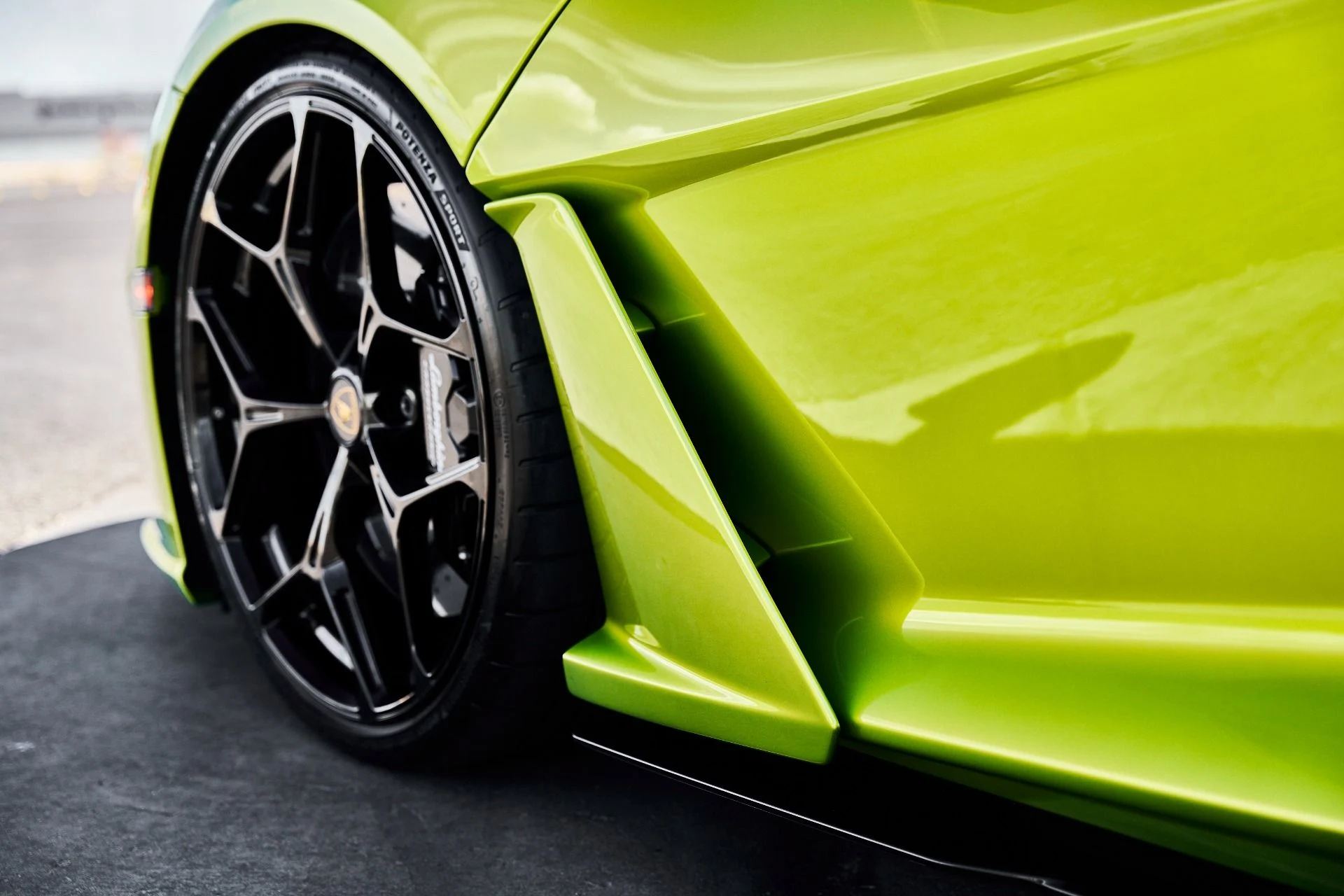 mph008_3358177514_Used_2025_Lamborghini_Revuelto_Base_1785288774_c4e5c92379