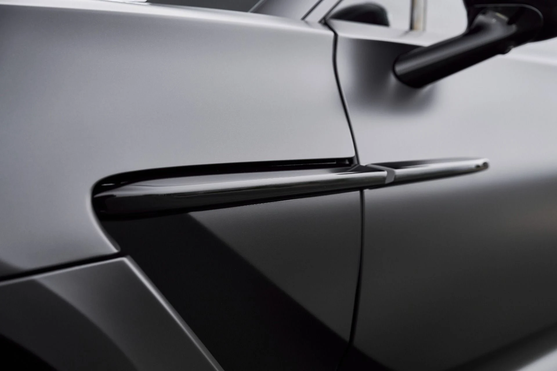 mph008_3362231341_Used_2025_Aston_Martin_DBX_707_1766785283_6afb0daab6