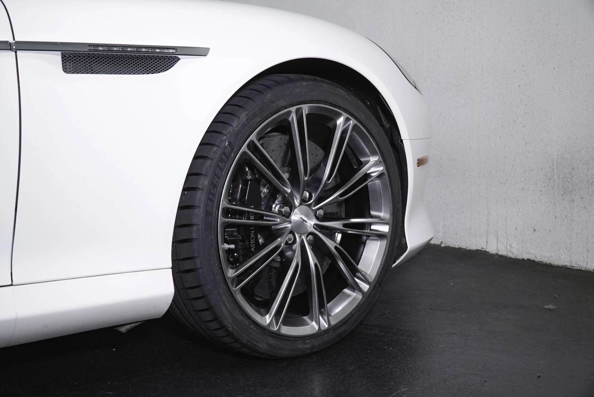 mph008_3384475325_Used_2015_Aston_Martin_DB_9_1781892981_a81f9f3459