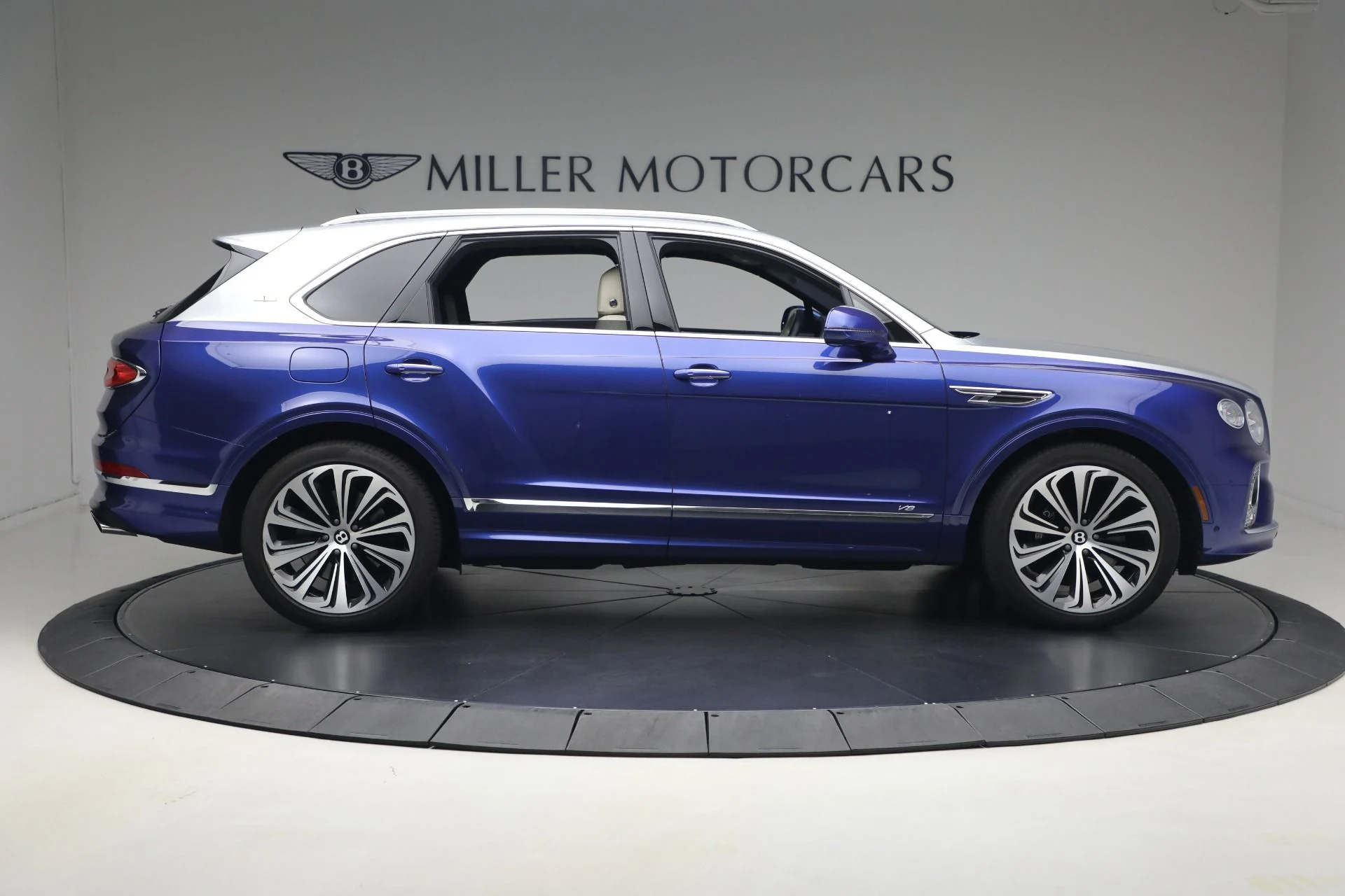 mph008_3416931739_Used_2022_Bentley_Bentayga_V8_1780928723_9a8e05fb5e