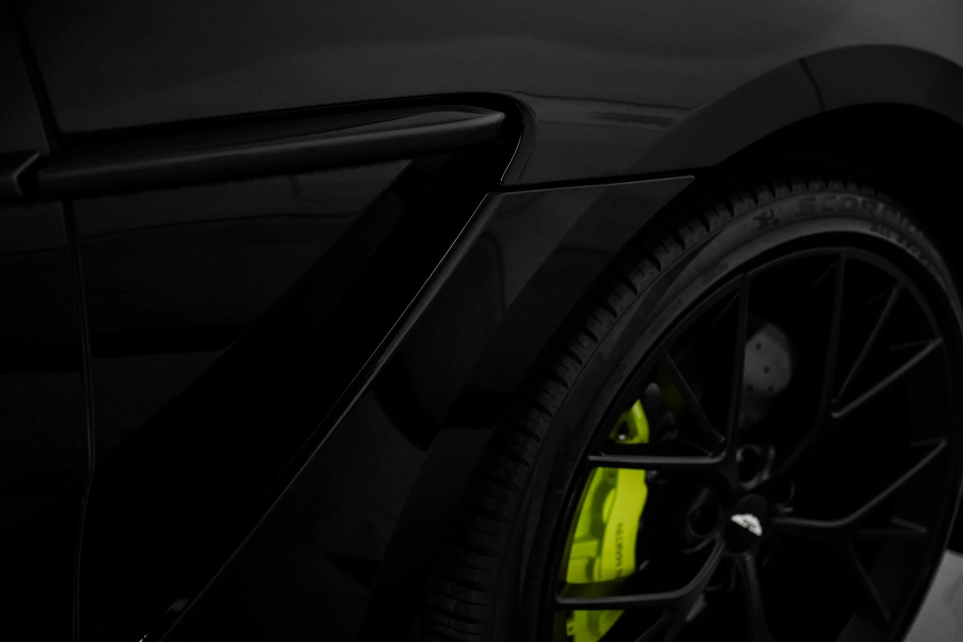 mph008_3421477765_Used_2024_Aston_Martin_DBX_707_1746070286_06f5e9f062