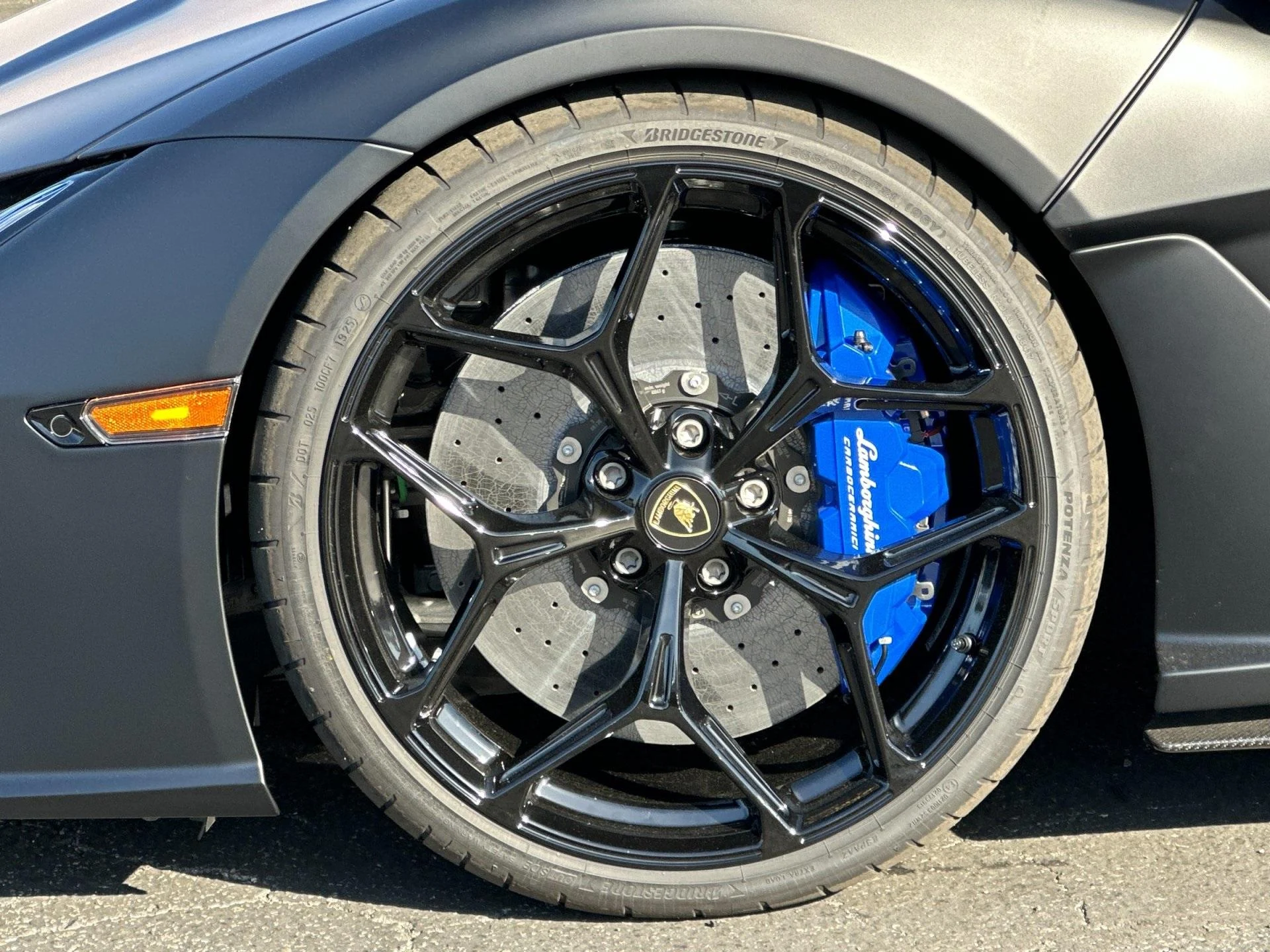 mph008_3432514905_New_2025_Lamborghini_Revuelto_Coupe_1761898372_102a10b423