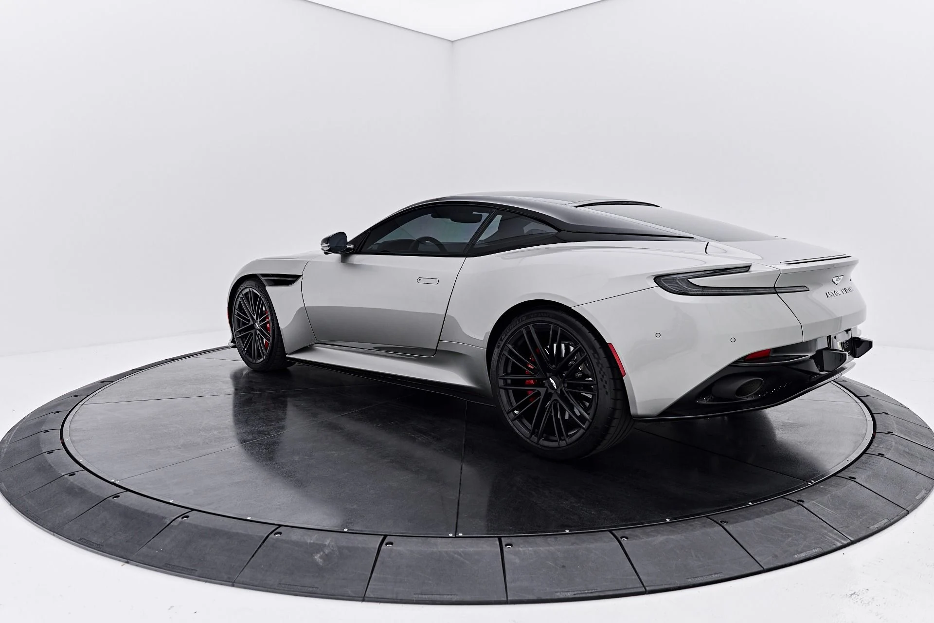mph008_3446863295_Used_2024_Aston_Martin_DB_12_1789627708_70b2a99c92