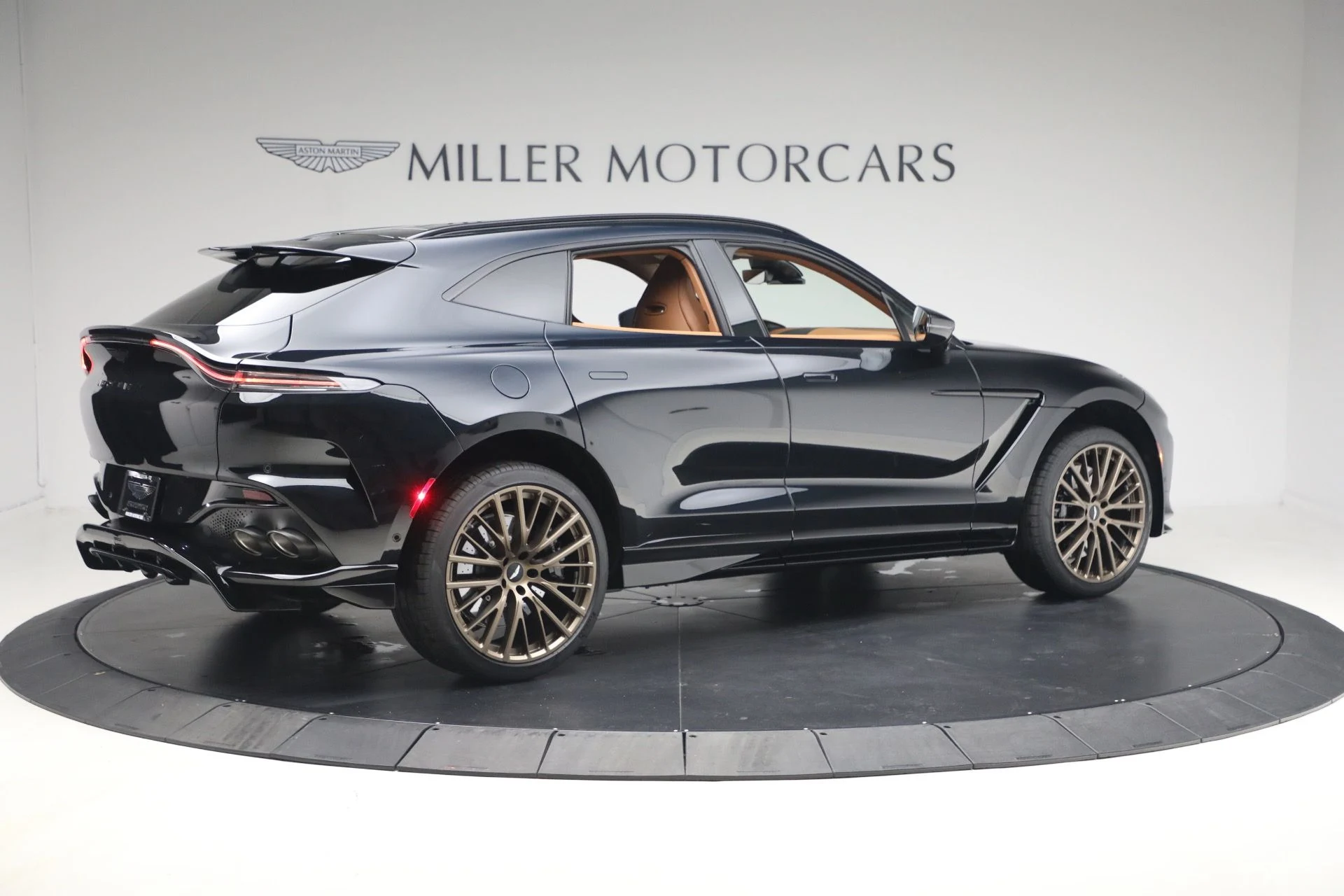 mph008_3484218487_New_2026_Aston_Martin_DBX_707_1767991874_ea605fbe90