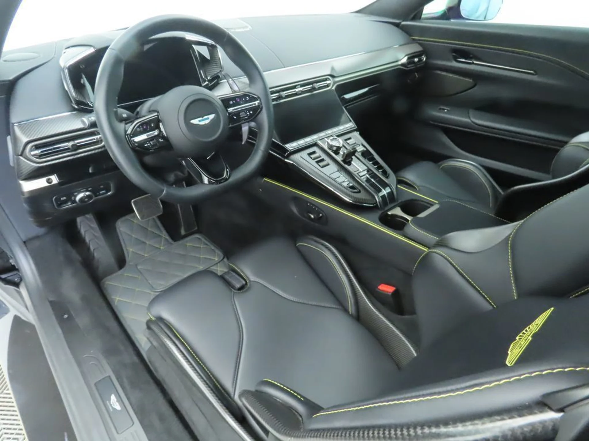 mph008_3484361911_used_2025_aston_martin_vantage_coupe_8119_22951526_9_1024_e5fa77ec54