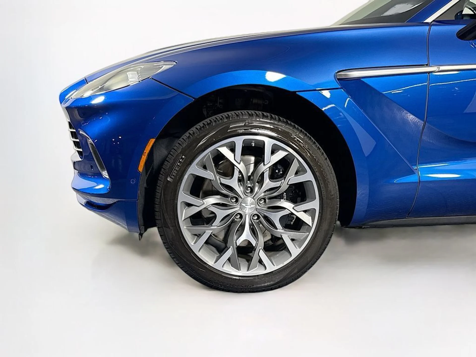 mph008_3509451692_used_2023_aston_martin_dbx_550_11350_23049541_9_1024_b051547e80