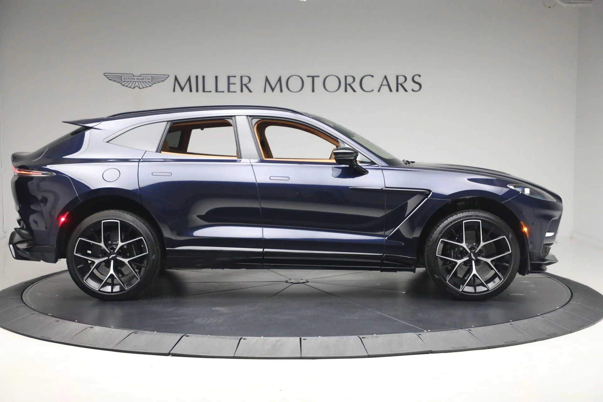 mph008_3509820114_Used_2026_Aston_Martin_DBX_707_1780937341_86fb19b052