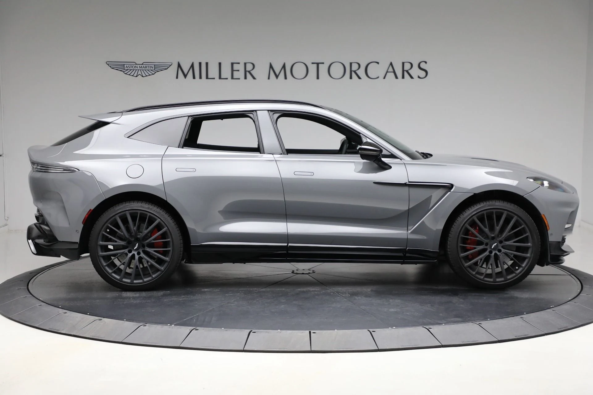 mph008_3510185240_New_2025_Aston_Martin_DBX_707_77181a0a00