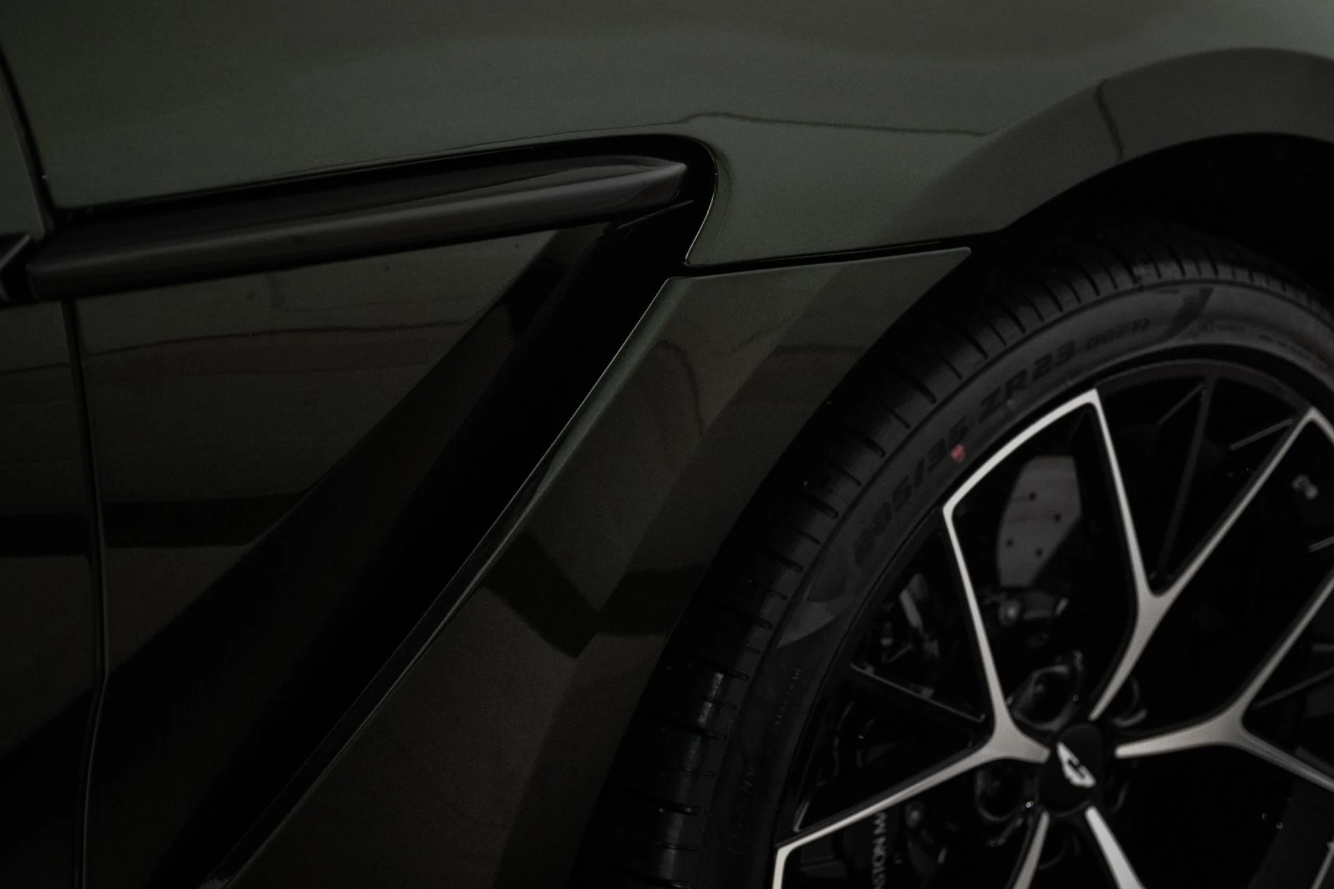 mph008_3525156885_New_2026_ASTON_MARTIN_DBX_707_1759283914_2e5cdaaf37
