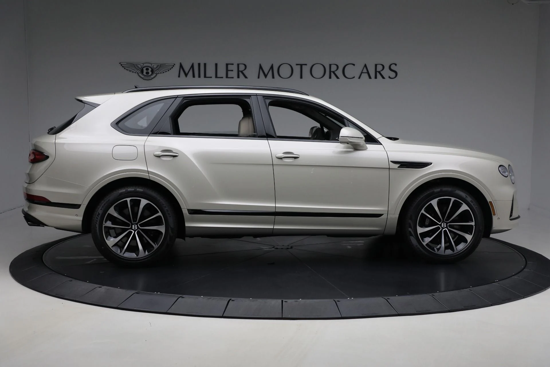 mph008_3541178399_New_2025_Bentley_Bentayga_V8_82e9ae44d1