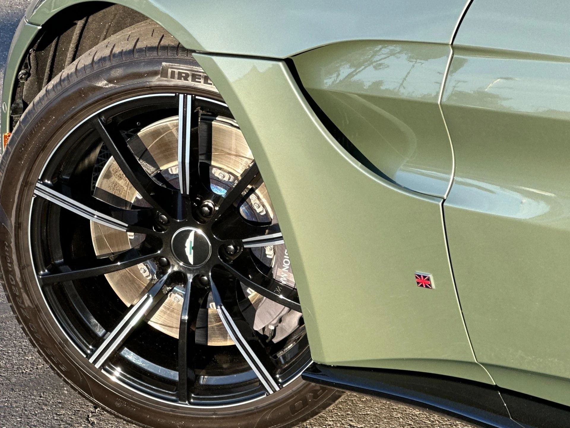 mph008_3569385323_Used_2021_Aston_Martin_Vantage_1764949774_cf8c8238ea