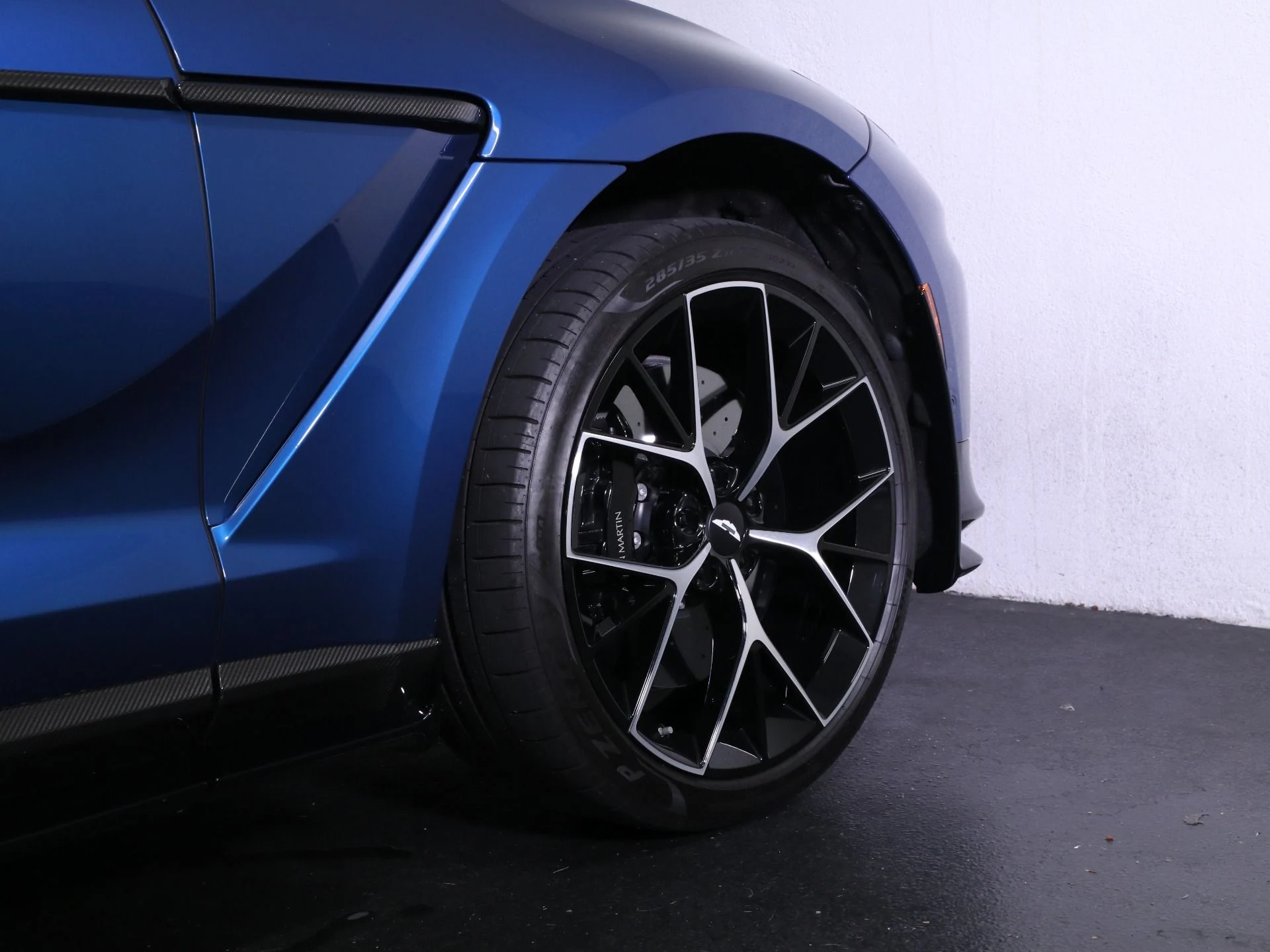 mph008_3577977292_Used_2025_Aston_Martin_DBX_707_1758482784_b3a600c41f