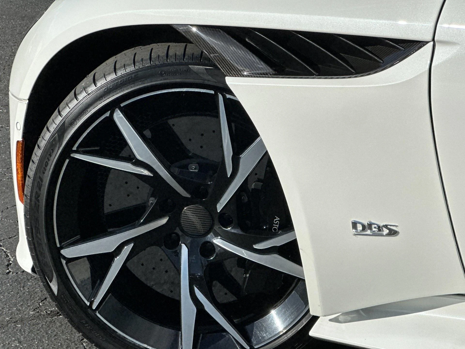 mph008_3586794726_Used_2019_Aston_Martin_DBS_Superleggera_1760105762_33aaf258e5