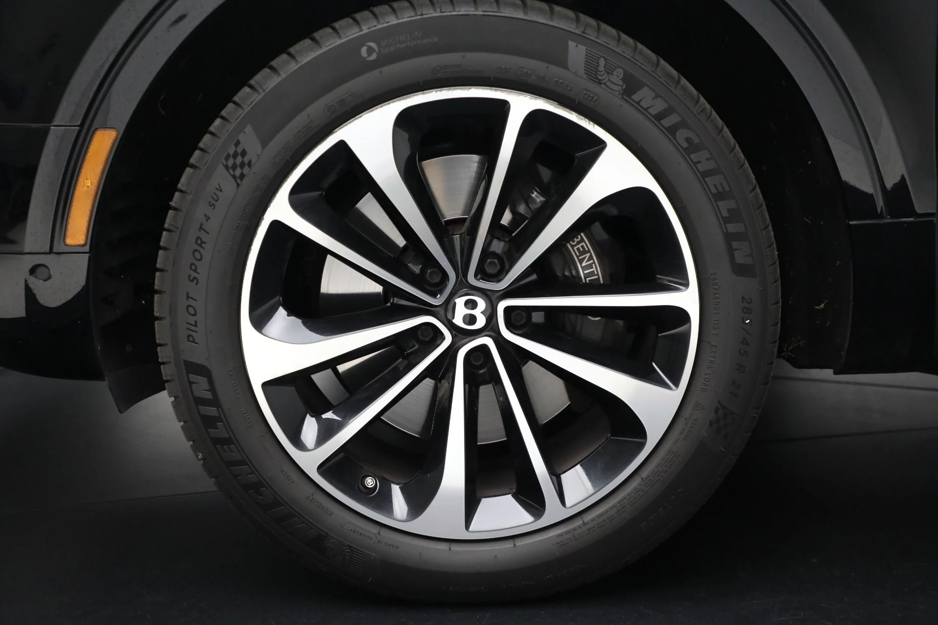 mph008_3606346015_Used_2018_Bentley_Bentayga_W12_Onyx_Edition_1763217114_ca2bdf4032