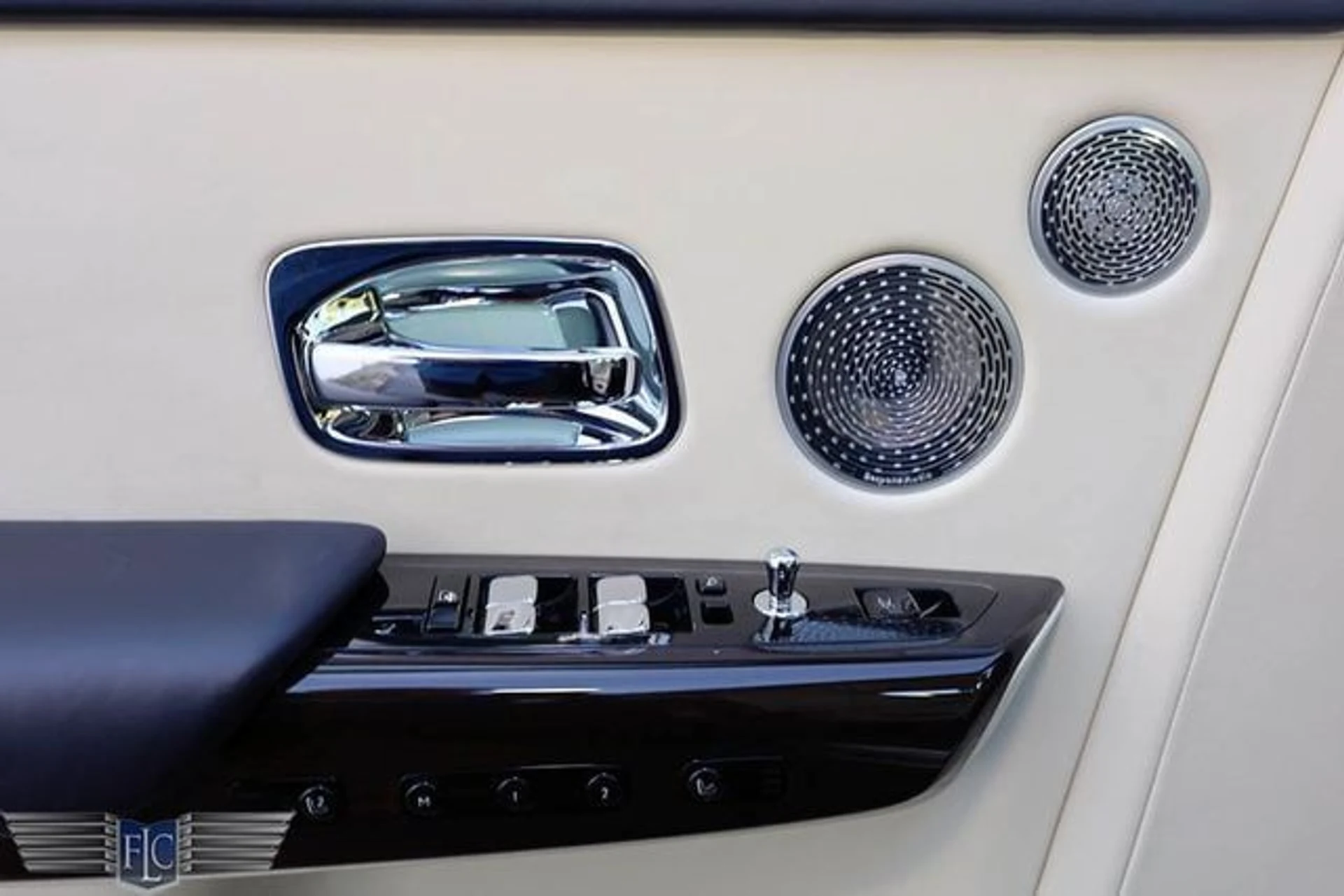 mph008_3641386318_used_2018_rolls_royce_phantom_sedan_6305_22718398_13_640_8474600119